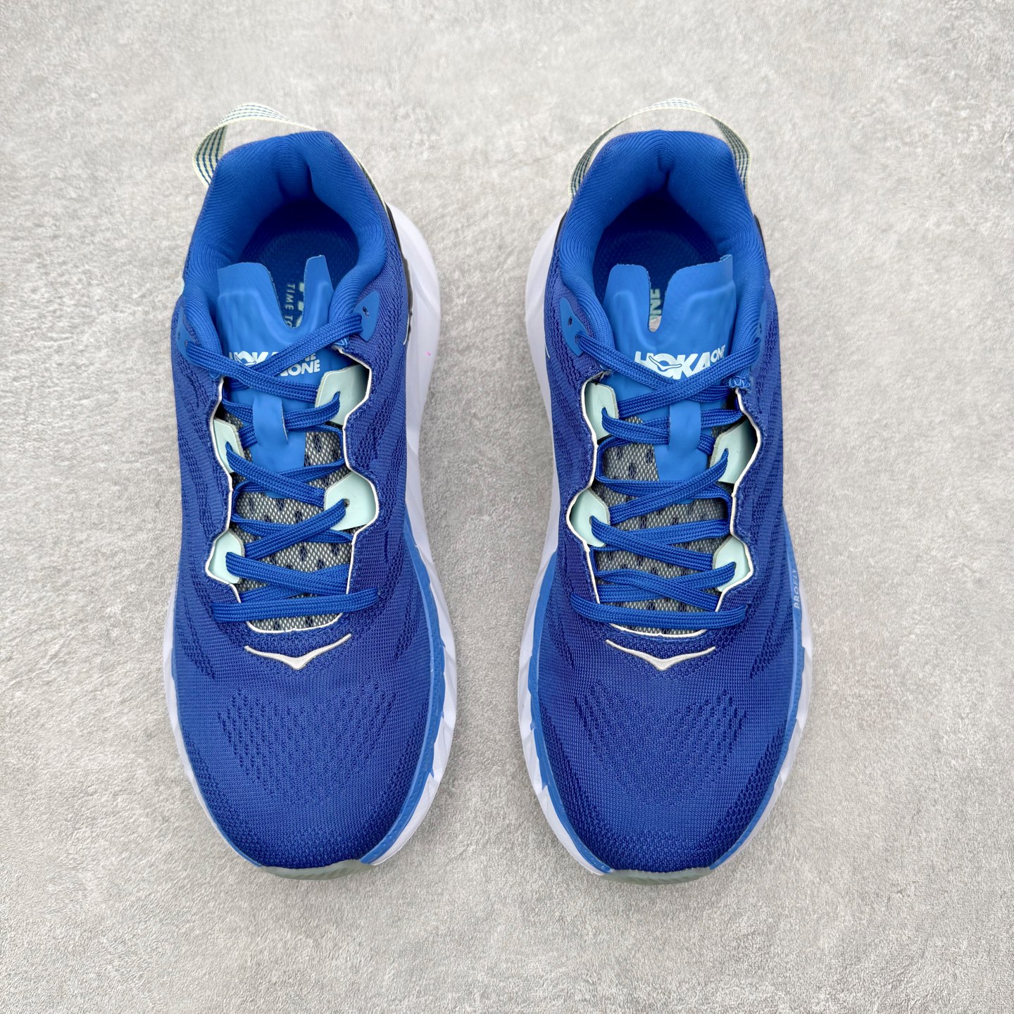 图片[2]-＃纯原福利 HOKA ONE ONE Elevon 2 TS 日常轻盈反光舒适 休闲训练长跑短跑跑步鞋 男女同款 HOKA ONE ONE是来自美国的跑步鞋知名品牌，创立于2009年，始终致力于为所有跑者提供更新、更好的跑步装备。相比常规跑鞋，HOKA ONE ONE特别研发使用性能独特的几何形跑鞋中底，此种鞋底更厚、更高、回弹性也更好，除了卓越的缓冲性能，它还能为各种阶段的跑者带来更具动感、更加稳定的跑步体验。HOKAONE ONE从设计之初就清楚意识到，要保证跑者步幅的均匀一致，双脚自然而然的运动至关重要。尺码：36 36.5 37.5 38 39 40 40.5 41 42 42.5 43 44 45-选品中心