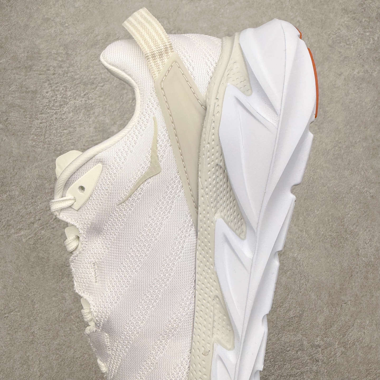 图片[7]-＃纯原福利 HOKA ONE ONE Elevon 2 TS 日常轻盈反光舒适 休闲训练长跑短跑跑步鞋 男女同款 HOKA ONE ONE是来自美国的跑步鞋知名品牌，创立于2009年，始终致力于为所有跑者提供更新、更好的跑步装备。相比常规跑鞋，HOKA ONE ONE特别研发使用性能独特的几何形跑鞋中底，此种鞋底更厚、更高、回弹性也更好，除了卓越的缓冲性能，它还能为各种阶段的跑者带来更具动感、更加稳定的跑步体验。HOKAONE ONE从设计之初就清楚意识到，要保证跑者步幅的均匀一致，双脚自然而然的运动至关重要。尺码：36 36.5 37.5 38 39 40 40.5 41 42 42.5 43 44 45-选品中心