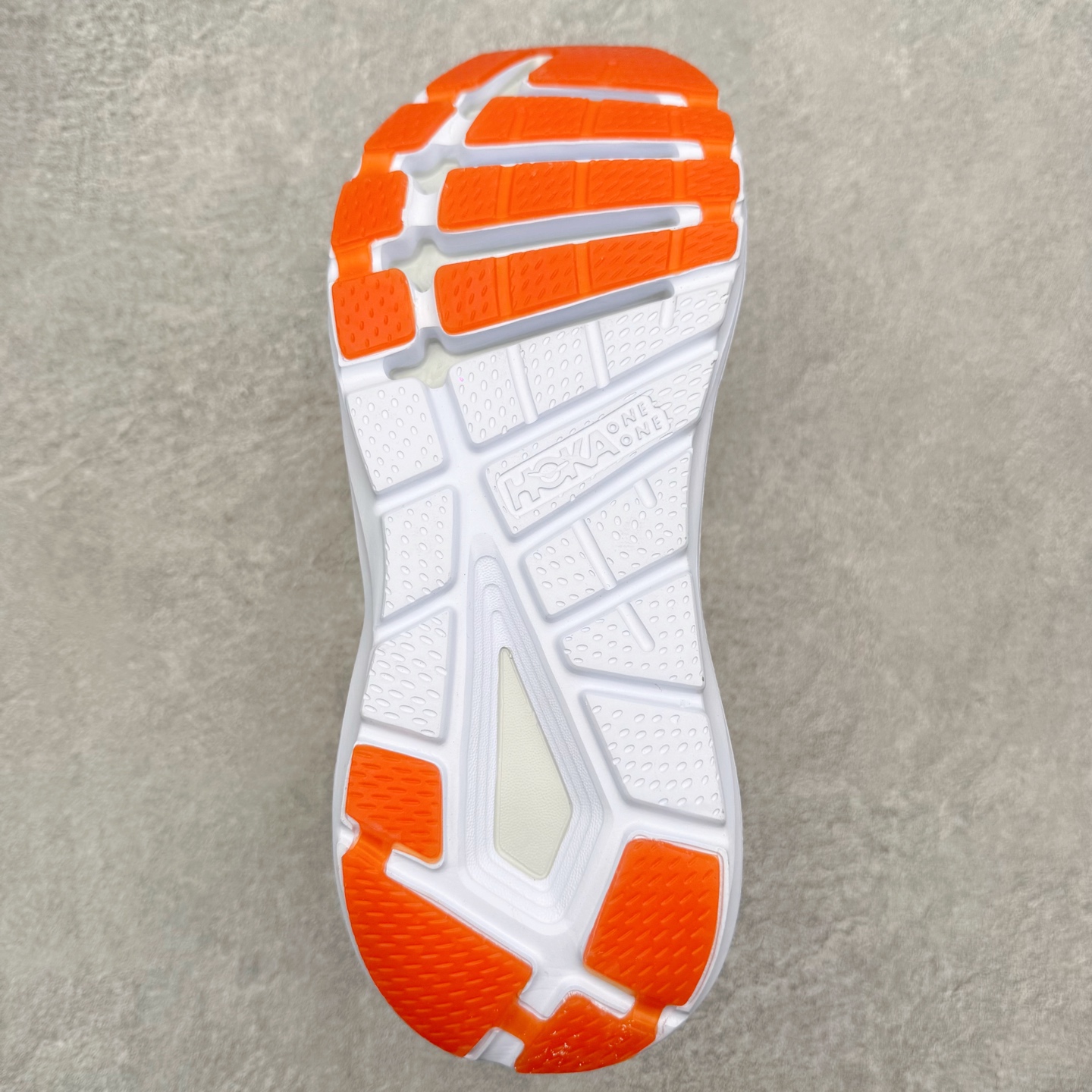 图片[9]-＃纯原福利 HOKA ONE ONE Elevon 2 TS 日常轻盈反光舒适 休闲训练长跑短跑跑步鞋 男女同款 HOKA ONE ONE是来自美国的跑步鞋知名品牌，创立于2009年，始终致力于为所有跑者提供更新、更好的跑步装备。相比常规跑鞋，HOKA ONE ONE特别研发使用性能独特的几何形跑鞋中底，此种鞋底更厚、更高、回弹性也更好，除了卓越的缓冲性能，它还能为各种阶段的跑者带来更具动感、更加稳定的跑步体验。HOKAONE ONE从设计之初就清楚意识到，要保证跑者步幅的均匀一致，双脚自然而然的运动至关重要。尺码：36 36.5 37.5 38 39 40 40.5 41 42 42.5 43 44 45-选品中心