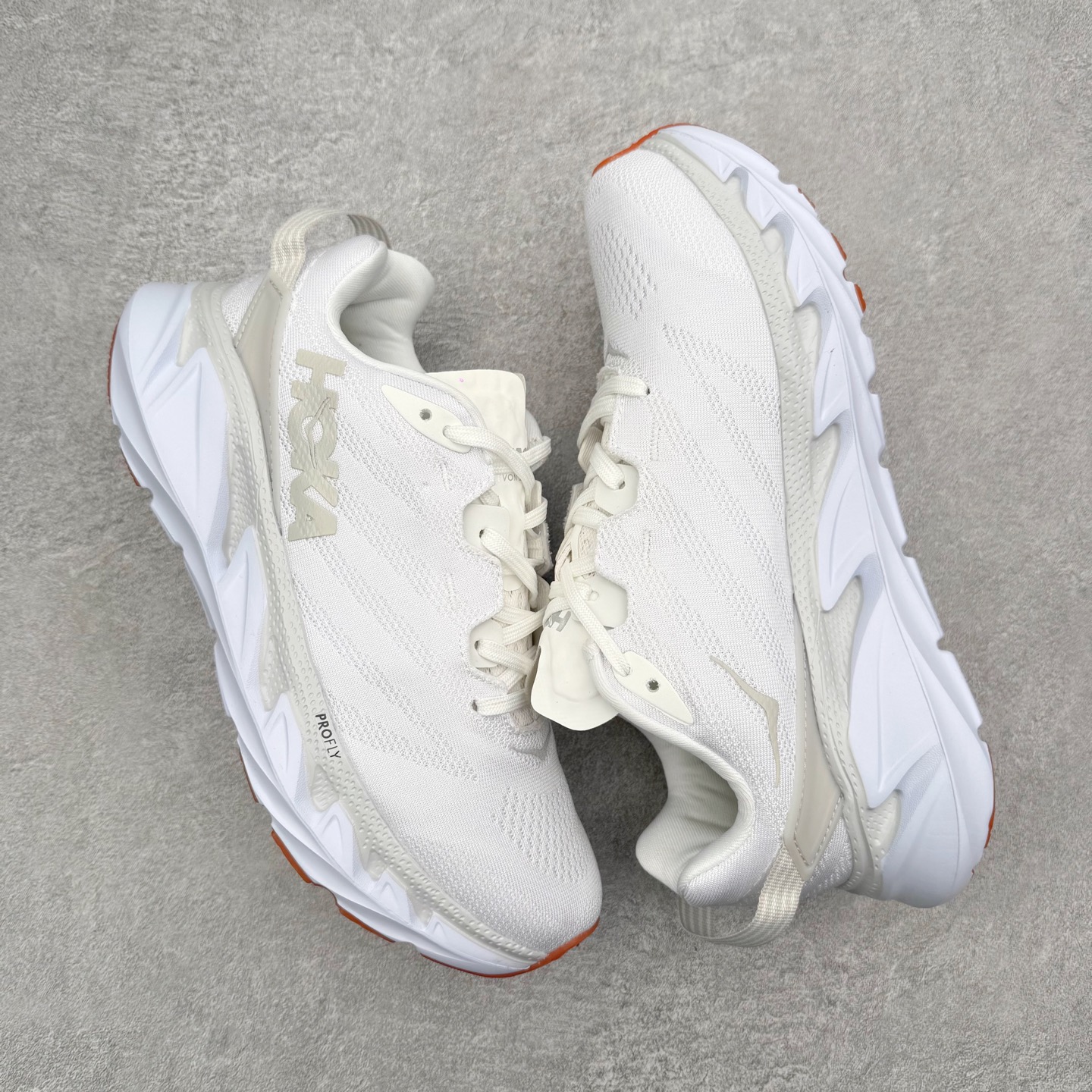 图片[3]-＃纯原福利 HOKA ONE ONE Elevon 2 TS 日常轻盈反光舒适 休闲训练长跑短跑跑步鞋 男女同款 HOKA ONE ONE是来自美国的跑步鞋知名品牌，创立于2009年，始终致力于为所有跑者提供更新、更好的跑步装备。相比常规跑鞋，HOKA ONE ONE特别研发使用性能独特的几何形跑鞋中底，此种鞋底更厚、更高、回弹性也更好，除了卓越的缓冲性能，它还能为各种阶段的跑者带来更具动感、更加稳定的跑步体验。HOKAONE ONE从设计之初就清楚意识到，要保证跑者步幅的均匀一致，双脚自然而然的运动至关重要。尺码：36 36.5 37.5 38 39 40 40.5 41 42 42.5 43 44 45-选品中心