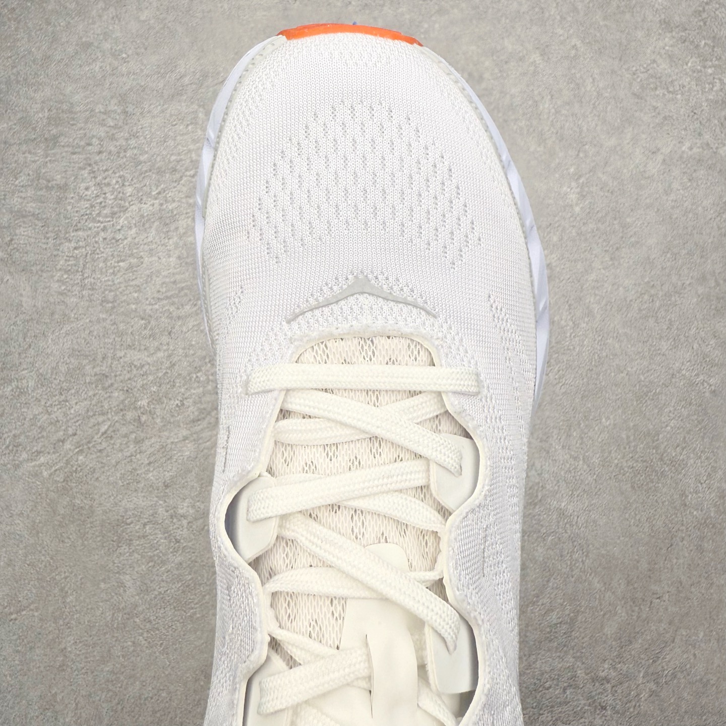 图片[4]-＃纯原福利 HOKA ONE ONE Elevon 2 TS 日常轻盈反光舒适 休闲训练长跑短跑跑步鞋 男女同款 HOKA ONE ONE是来自美国的跑步鞋知名品牌，创立于2009年，始终致力于为所有跑者提供更新、更好的跑步装备。相比常规跑鞋，HOKA ONE ONE特别研发使用性能独特的几何形跑鞋中底，此种鞋底更厚、更高、回弹性也更好，除了卓越的缓冲性能，它还能为各种阶段的跑者带来更具动感、更加稳定的跑步体验。HOKAONE ONE从设计之初就清楚意识到，要保证跑者步幅的均匀一致，双脚自然而然的运动至关重要。尺码：36 36.5 37.5 38 39 40 40.5 41 42 42.5 43 44 45-选品中心