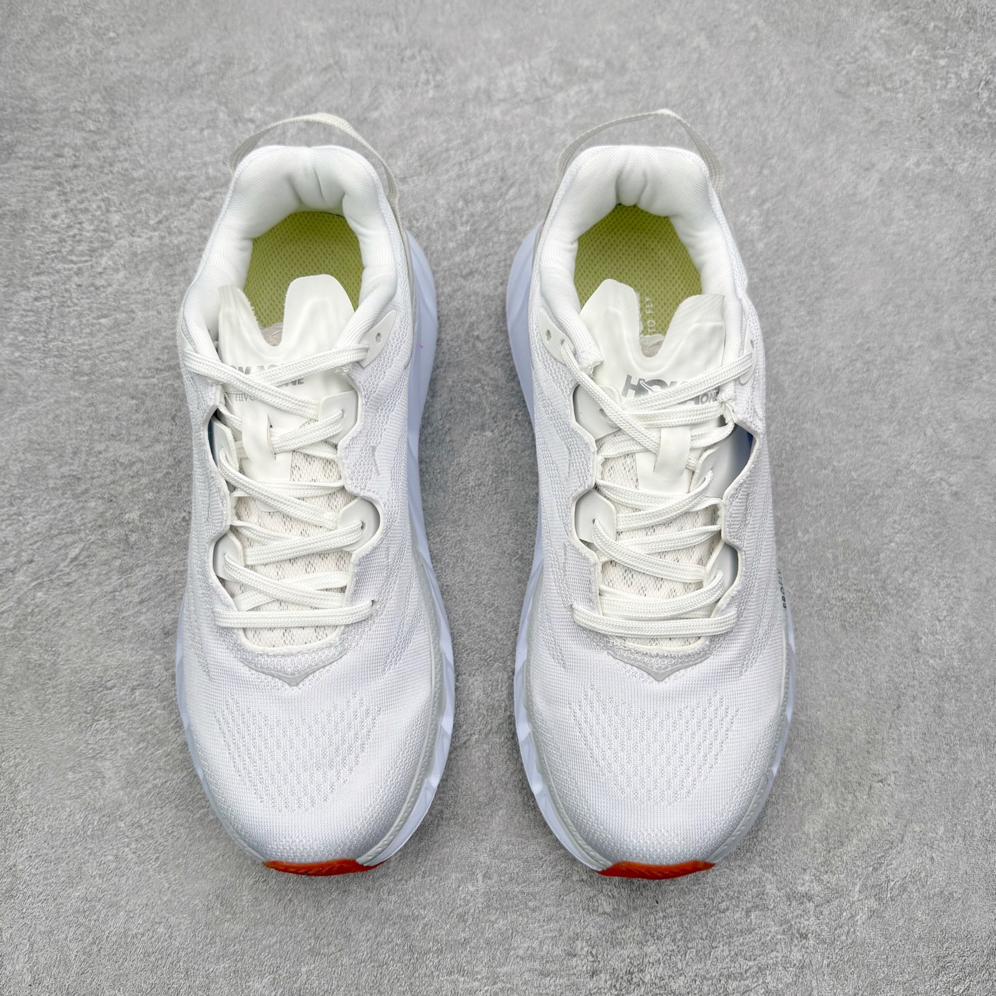 图片[2]-＃纯原福利 HOKA ONE ONE Elevon 2 TS 日常轻盈反光舒适 休闲训练长跑短跑跑步鞋 男女同款 HOKA ONE ONE是来自美国的跑步鞋知名品牌，创立于2009年，始终致力于为所有跑者提供更新、更好的跑步装备。相比常规跑鞋，HOKA ONE ONE特别研发使用性能独特的几何形跑鞋中底，此种鞋底更厚、更高、回弹性也更好，除了卓越的缓冲性能，它还能为各种阶段的跑者带来更具动感、更加稳定的跑步体验。HOKAONE ONE从设计之初就清楚意识到，要保证跑者步幅的均匀一致，双脚自然而然的运动至关重要。尺码：36 36.5 37.5 38 39 40 40.5 41 42 42.5 43 44 45-选品中心