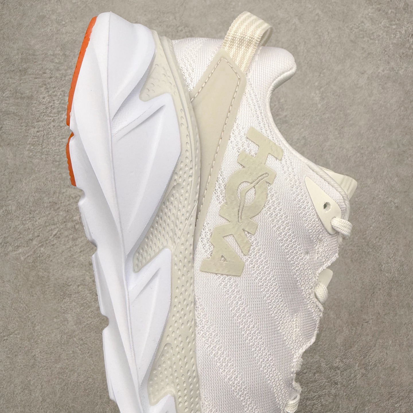 图片[6]-＃纯原福利 HOKA ONE ONE Elevon 2 TS 日常轻盈反光舒适 休闲训练长跑短跑跑步鞋 男女同款 HOKA ONE ONE是来自美国的跑步鞋知名品牌，创立于2009年，始终致力于为所有跑者提供更新、更好的跑步装备。相比常规跑鞋，HOKA ONE ONE特别研发使用性能独特的几何形跑鞋中底，此种鞋底更厚、更高、回弹性也更好，除了卓越的缓冲性能，它还能为各种阶段的跑者带来更具动感、更加稳定的跑步体验。HOKAONE ONE从设计之初就清楚意识到，要保证跑者步幅的均匀一致，双脚自然而然的运动至关重要。尺码：36 36.5 37.5 38 39 40 40.5 41 42 42.5 43 44 45-选品中心