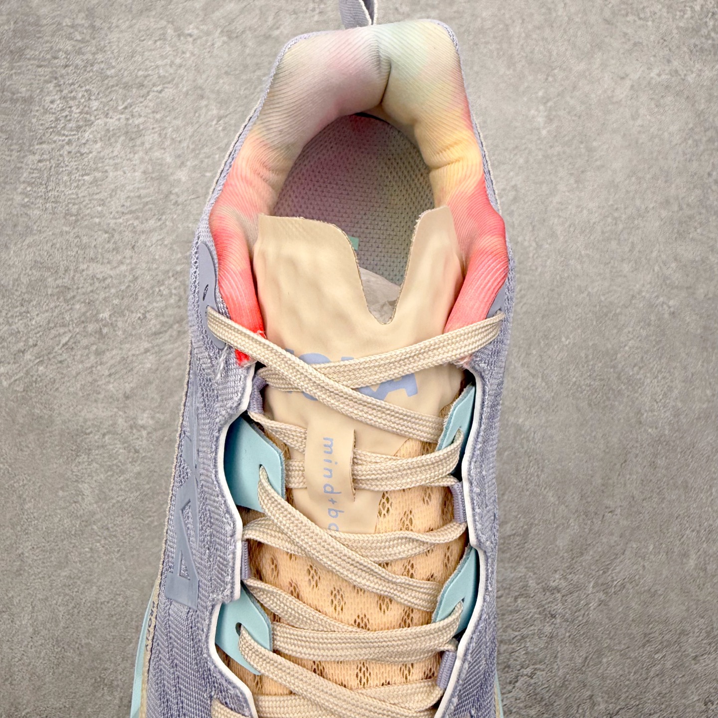 图片[5]-＃纯原福利 HOKA ONE ONE Elevon 2 TS 日常轻盈反光舒适 休闲训练长跑短跑跑步鞋 男女同款 HOKA ONE ONE是来自美国的跑步鞋知名品牌，创立于2009年，始终致力于为所有跑者提供更新、更好的跑步装备。相比常规跑鞋，HOKA ONE ONE特别研发使用性能独特的几何形跑鞋中底，此种鞋底更厚、更高、回弹性也更好，除了卓越的缓冲性能，它还能为各种阶段的跑者带来更具动感、更加稳定的跑步体验。HOKAONE ONE从设计之初就清楚意识到，要保证跑者步幅的均匀一致，双脚自然而然的运动至关重要。尺码：36 36.5 37.5 38 39 40 40.5 41 42 42.5 43 44 45-选品中心