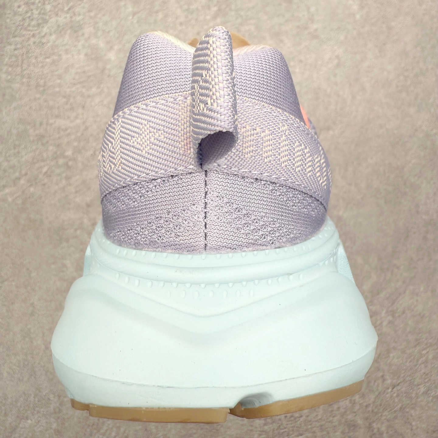 图片[8]-＃纯原福利 HOKA ONE ONE Elevon 2 TS 日常轻盈反光舒适 休闲训练长跑短跑跑步鞋 男女同款 HOKA ONE ONE是来自美国的跑步鞋知名品牌，创立于2009年，始终致力于为所有跑者提供更新、更好的跑步装备。相比常规跑鞋，HOKA ONE ONE特别研发使用性能独特的几何形跑鞋中底，此种鞋底更厚、更高、回弹性也更好，除了卓越的缓冲性能，它还能为各种阶段的跑者带来更具动感、更加稳定的跑步体验。HOKAONE ONE从设计之初就清楚意识到，要保证跑者步幅的均匀一致，双脚自然而然的运动至关重要。尺码：36 36.5 37.5 38 39 40 40.5 41 42 42.5 43 44 45-选品中心