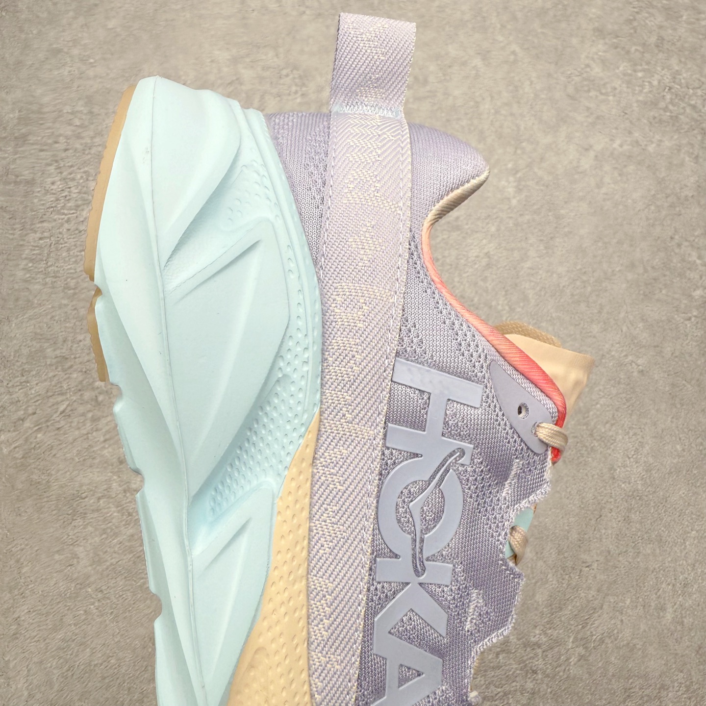 图片[6]-＃纯原福利 HOKA ONE ONE Elevon 2 TS 日常轻盈反光舒适 休闲训练长跑短跑跑步鞋 男女同款 HOKA ONE ONE是来自美国的跑步鞋知名品牌，创立于2009年，始终致力于为所有跑者提供更新、更好的跑步装备。相比常规跑鞋，HOKA ONE ONE特别研发使用性能独特的几何形跑鞋中底，此种鞋底更厚、更高、回弹性也更好，除了卓越的缓冲性能，它还能为各种阶段的跑者带来更具动感、更加稳定的跑步体验。HOKAONE ONE从设计之初就清楚意识到，要保证跑者步幅的均匀一致，双脚自然而然的运动至关重要。尺码：36 36.5 37.5 38 39 40 40.5 41 42 42.5 43 44 45-选品中心