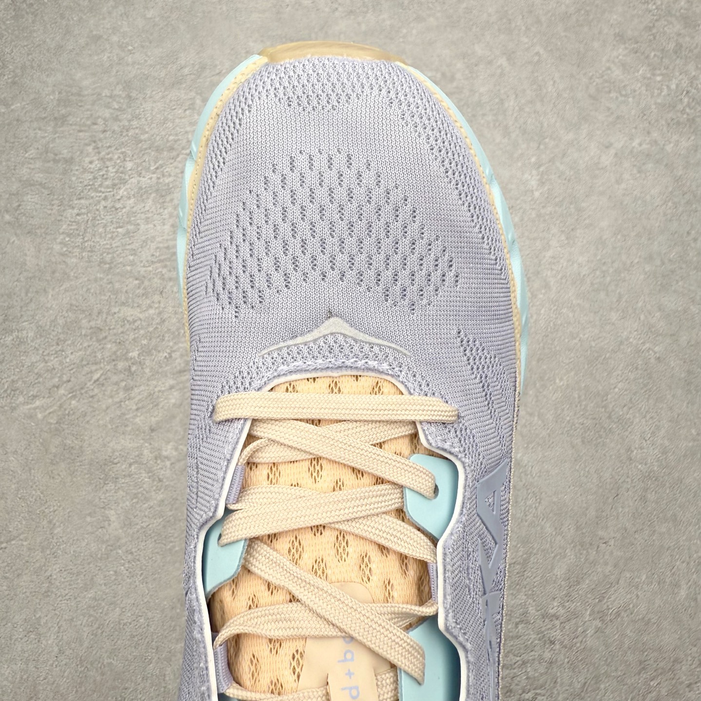 图片[4]-＃纯原福利 HOKA ONE ONE Elevon 2 TS 日常轻盈反光舒适 休闲训练长跑短跑跑步鞋 男女同款 HOKA ONE ONE是来自美国的跑步鞋知名品牌，创立于2009年，始终致力于为所有跑者提供更新、更好的跑步装备。相比常规跑鞋，HOKA ONE ONE特别研发使用性能独特的几何形跑鞋中底，此种鞋底更厚、更高、回弹性也更好，除了卓越的缓冲性能，它还能为各种阶段的跑者带来更具动感、更加稳定的跑步体验。HOKAONE ONE从设计之初就清楚意识到，要保证跑者步幅的均匀一致，双脚自然而然的运动至关重要。尺码：36 36.5 37.5 38 39 40 40.5 41 42 42.5 43 44 45-选品中心