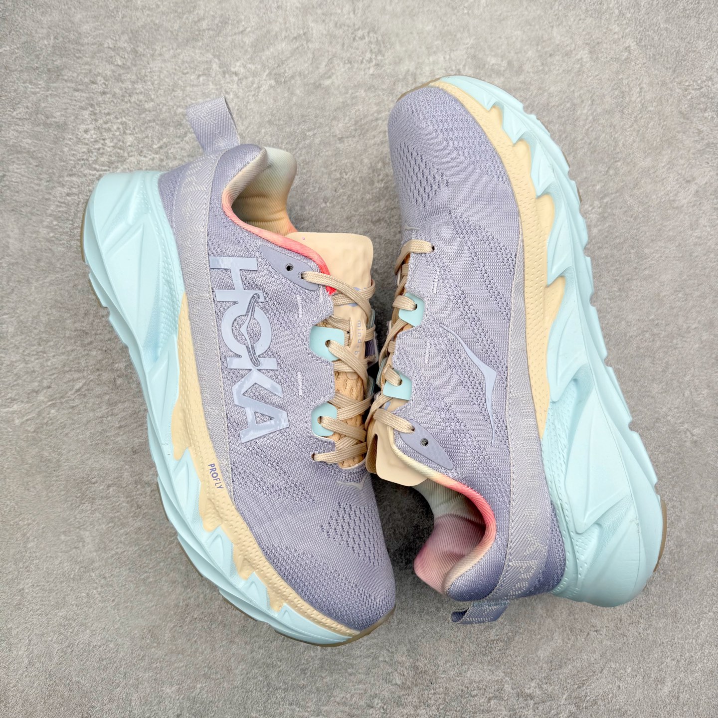 图片[3]-＃纯原福利 HOKA ONE ONE Elevon 2 TS 日常轻盈反光舒适 休闲训练长跑短跑跑步鞋 男女同款 HOKA ONE ONE是来自美国的跑步鞋知名品牌，创立于2009年，始终致力于为所有跑者提供更新、更好的跑步装备。相比常规跑鞋，HOKA ONE ONE特别研发使用性能独特的几何形跑鞋中底，此种鞋底更厚、更高、回弹性也更好，除了卓越的缓冲性能，它还能为各种阶段的跑者带来更具动感、更加稳定的跑步体验。HOKAONE ONE从设计之初就清楚意识到，要保证跑者步幅的均匀一致，双脚自然而然的运动至关重要。尺码：36 36.5 37.5 38 39 40 40.5 41 42 42.5 43 44 45-选品中心