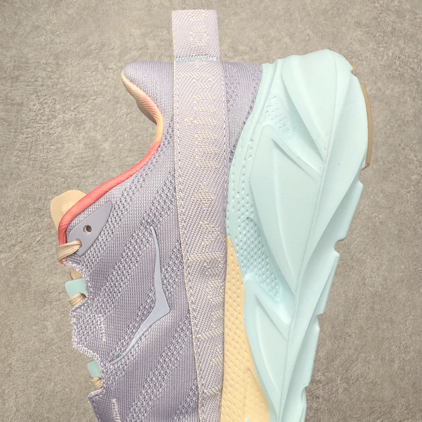 图片[7]-＃纯原福利 HOKA ONE ONE Elevon 2 TS 日常轻盈反光舒适 休闲训练长跑短跑跑步鞋 男女同款 HOKA ONE ONE是来自美国的跑步鞋知名品牌，创立于2009年，始终致力于为所有跑者提供更新、更好的跑步装备。相比常规跑鞋，HOKA ONE ONE特别研发使用性能独特的几何形跑鞋中底，此种鞋底更厚、更高、回弹性也更好，除了卓越的缓冲性能，它还能为各种阶段的跑者带来更具动感、更加稳定的跑步体验。HOKAONE ONE从设计之初就清楚意识到，要保证跑者步幅的均匀一致，双脚自然而然的运动至关重要。尺码：36 36.5 37.5 38 39 40 40.5 41 42 42.5 43 44 45-选品中心