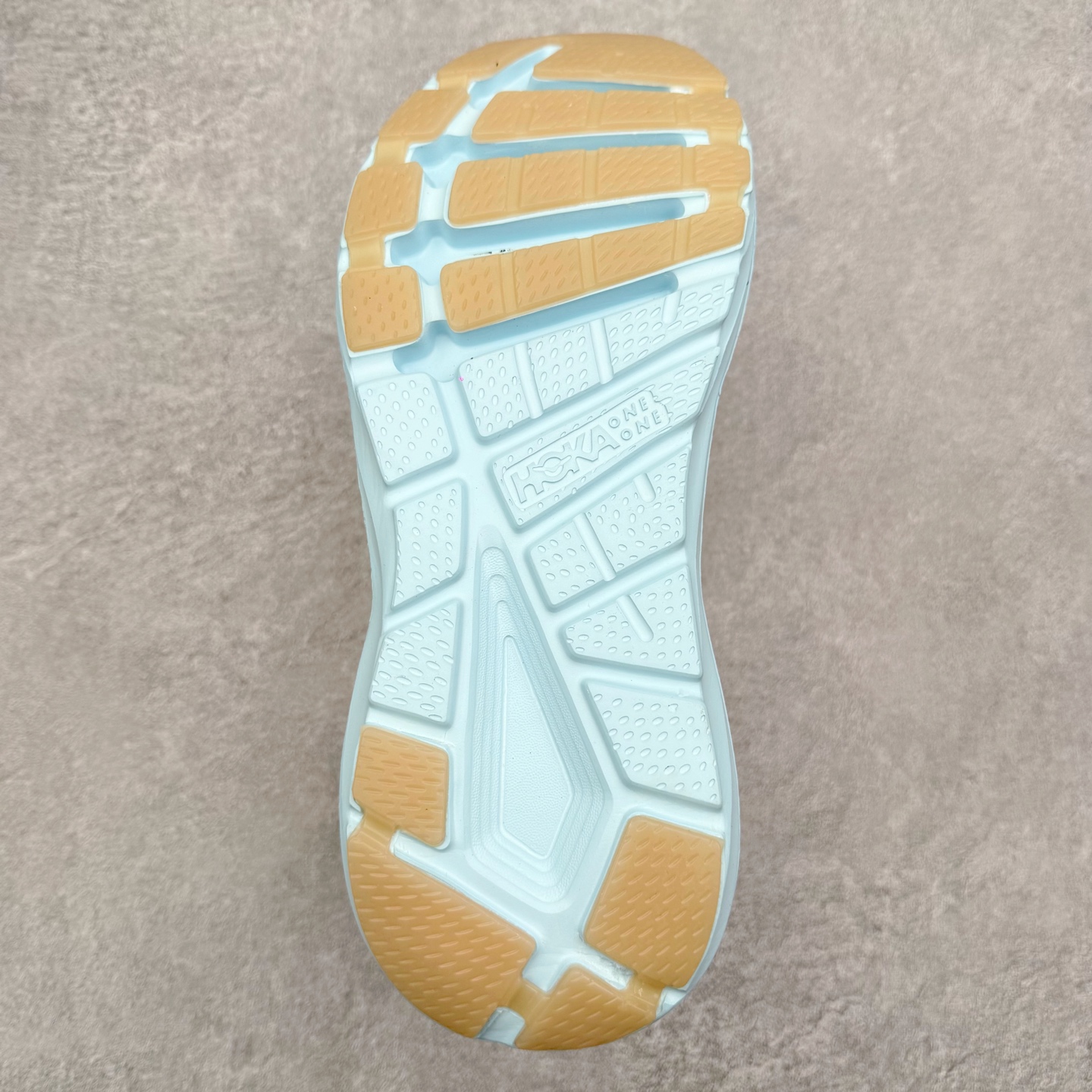 图片[9]-＃纯原福利 HOKA ONE ONE Elevon 2 TS 日常轻盈反光舒适 休闲训练长跑短跑跑步鞋 男女同款 HOKA ONE ONE是来自美国的跑步鞋知名品牌，创立于2009年，始终致力于为所有跑者提供更新、更好的跑步装备。相比常规跑鞋，HOKA ONE ONE特别研发使用性能独特的几何形跑鞋中底，此种鞋底更厚、更高、回弹性也更好，除了卓越的缓冲性能，它还能为各种阶段的跑者带来更具动感、更加稳定的跑步体验。HOKAONE ONE从设计之初就清楚意识到，要保证跑者步幅的均匀一致，双脚自然而然的运动至关重要。尺码：36 36.5 37.5 38 39 40 40.5 41 42 42.5 43 44 45-选品中心