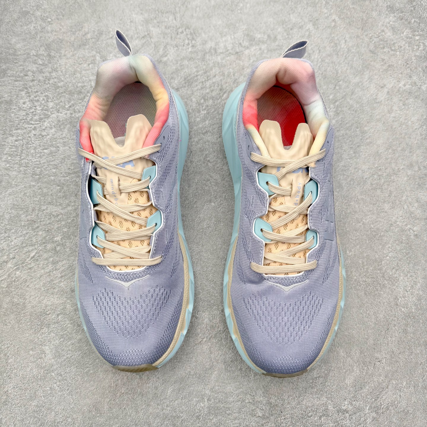 图片[2]-＃纯原福利 HOKA ONE ONE Elevon 2 TS 日常轻盈反光舒适 休闲训练长跑短跑跑步鞋 男女同款 HOKA ONE ONE是来自美国的跑步鞋知名品牌，创立于2009年，始终致力于为所有跑者提供更新、更好的跑步装备。相比常规跑鞋，HOKA ONE ONE特别研发使用性能独特的几何形跑鞋中底，此种鞋底更厚、更高、回弹性也更好，除了卓越的缓冲性能，它还能为各种阶段的跑者带来更具动感、更加稳定的跑步体验。HOKAONE ONE从设计之初就清楚意识到，要保证跑者步幅的均匀一致，双脚自然而然的运动至关重要。尺码：36 36.5 37.5 38 39 40 40.5 41 42 42.5 43 44 45-选品中心