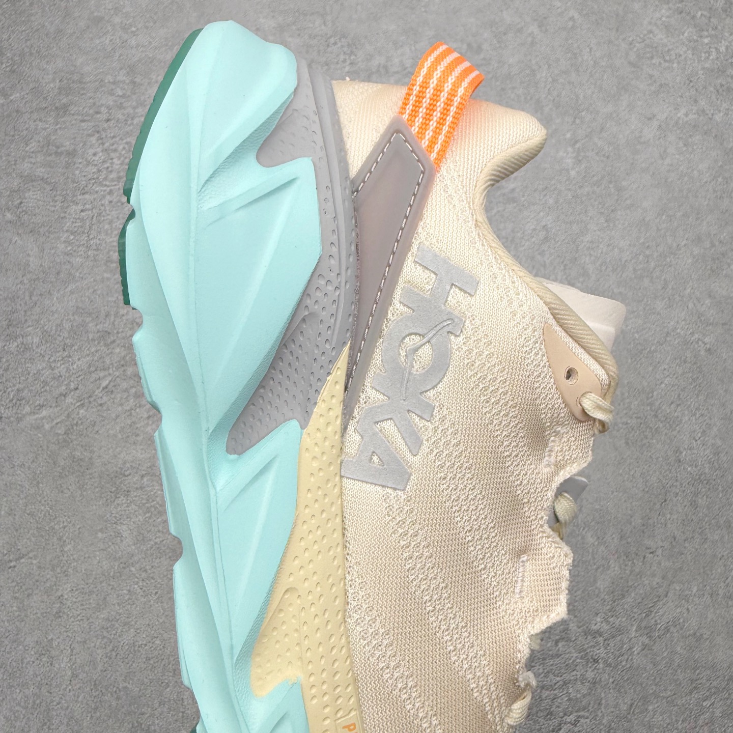 图片[6]-＃纯原福利 HOKA ONE ONE Elevon 2 TS 日常轻盈反光舒适 休闲训练长跑短跑跑步鞋 男女同款 HOKA ONE ONE是来自美国的跑步鞋知名品牌，创立于2009年，始终致力于为所有跑者提供更新、更好的跑步装备。相比常规跑鞋，HOKA ONE ONE特别研发使用性能独特的几何形跑鞋中底，此种鞋底更厚、更高、回弹性也更好，除了卓越的缓冲性能，它还能为各种阶段的跑者带来更具动感、更加稳定的跑步体验。HOKAONE ONE从设计之初就清楚意识到，要保证跑者步幅的均匀一致，双脚自然而然的运动至关重要。尺码：36 36.5 37.5 38 39 40 40.5 41 42 42.5 43 44 45-选品中心