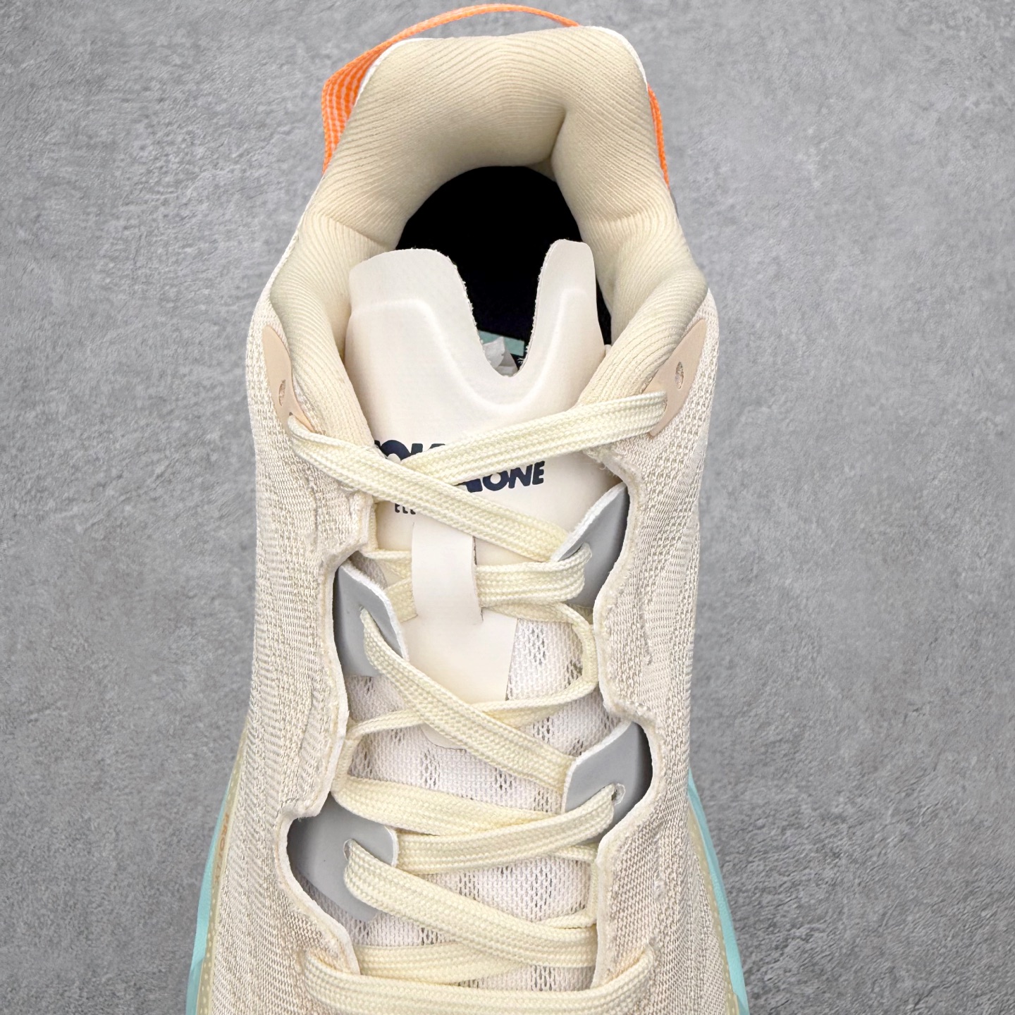 图片[5]-＃纯原福利 HOKA ONE ONE Elevon 2 TS 日常轻盈反光舒适 休闲训练长跑短跑跑步鞋 男女同款 HOKA ONE ONE是来自美国的跑步鞋知名品牌，创立于2009年，始终致力于为所有跑者提供更新、更好的跑步装备。相比常规跑鞋，HOKA ONE ONE特别研发使用性能独特的几何形跑鞋中底，此种鞋底更厚、更高、回弹性也更好，除了卓越的缓冲性能，它还能为各种阶段的跑者带来更具动感、更加稳定的跑步体验。HOKAONE ONE从设计之初就清楚意识到，要保证跑者步幅的均匀一致，双脚自然而然的运动至关重要。尺码：36 36.5 37.5 38 39 40 40.5 41 42 42.5 43 44 45-选品中心