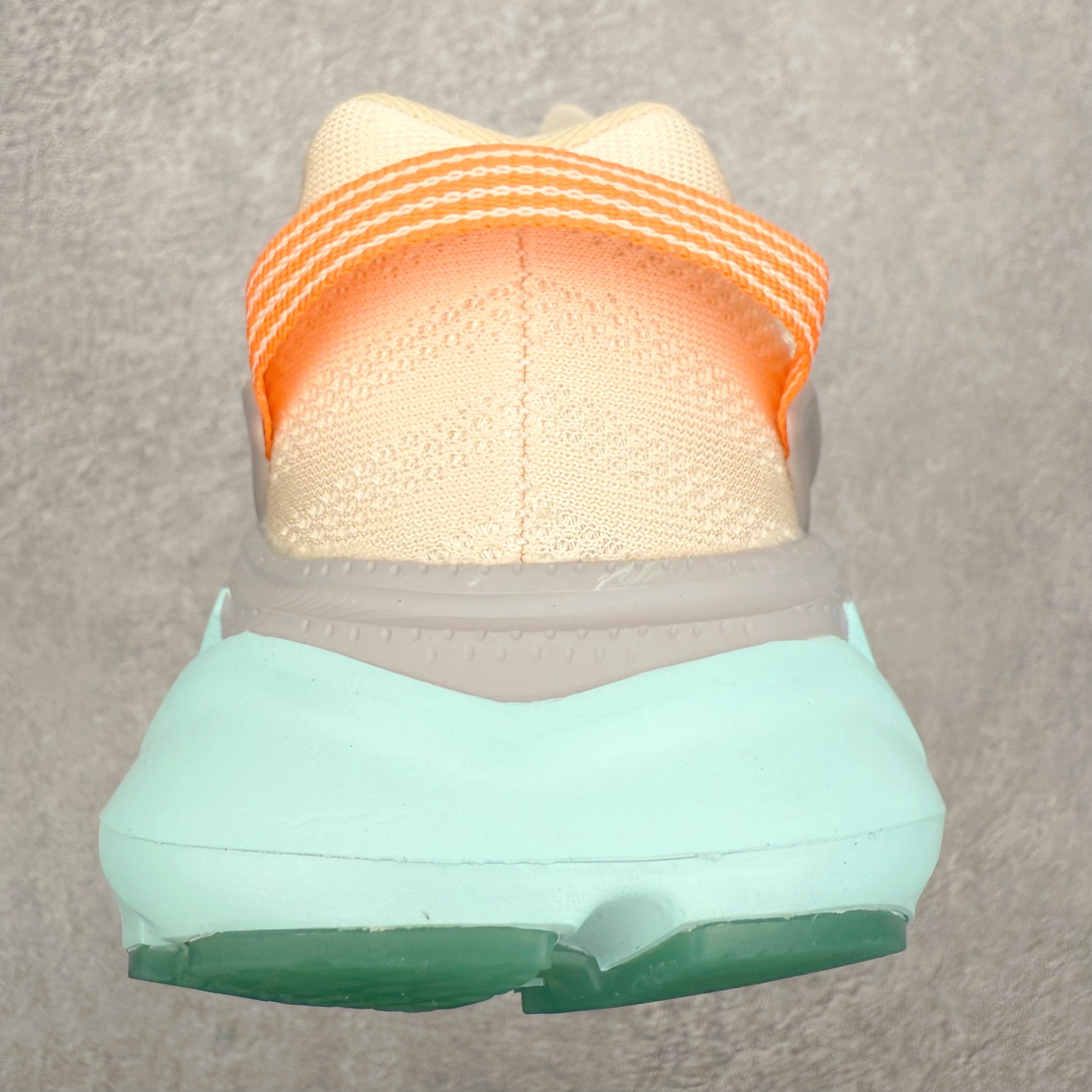 图片[8]-＃纯原福利 HOKA ONE ONE Elevon 2 TS 日常轻盈反光舒适 休闲训练长跑短跑跑步鞋 男女同款 HOKA ONE ONE是来自美国的跑步鞋知名品牌，创立于2009年，始终致力于为所有跑者提供更新、更好的跑步装备。相比常规跑鞋，HOKA ONE ONE特别研发使用性能独特的几何形跑鞋中底，此种鞋底更厚、更高、回弹性也更好，除了卓越的缓冲性能，它还能为各种阶段的跑者带来更具动感、更加稳定的跑步体验。HOKAONE ONE从设计之初就清楚意识到，要保证跑者步幅的均匀一致，双脚自然而然的运动至关重要。尺码：36 36.5 37.5 38 39 40 40.5 41 42 42.5 43 44 45-选品中心