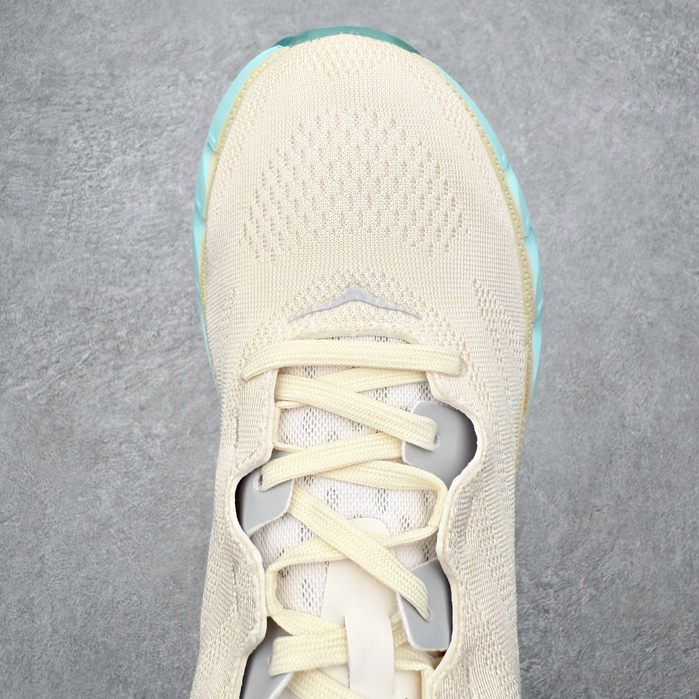 图片[4]-＃纯原福利 HOKA ONE ONE Elevon 2 TS 日常轻盈反光舒适 休闲训练长跑短跑跑步鞋 男女同款 HOKA ONE ONE是来自美国的跑步鞋知名品牌，创立于2009年，始终致力于为所有跑者提供更新、更好的跑步装备。相比常规跑鞋，HOKA ONE ONE特别研发使用性能独特的几何形跑鞋中底，此种鞋底更厚、更高、回弹性也更好，除了卓越的缓冲性能，它还能为各种阶段的跑者带来更具动感、更加稳定的跑步体验。HOKAONE ONE从设计之初就清楚意识到，要保证跑者步幅的均匀一致，双脚自然而然的运动至关重要。尺码：36 36.5 37.5 38 39 40 40.5 41 42 42.5 43 44 45-选品中心