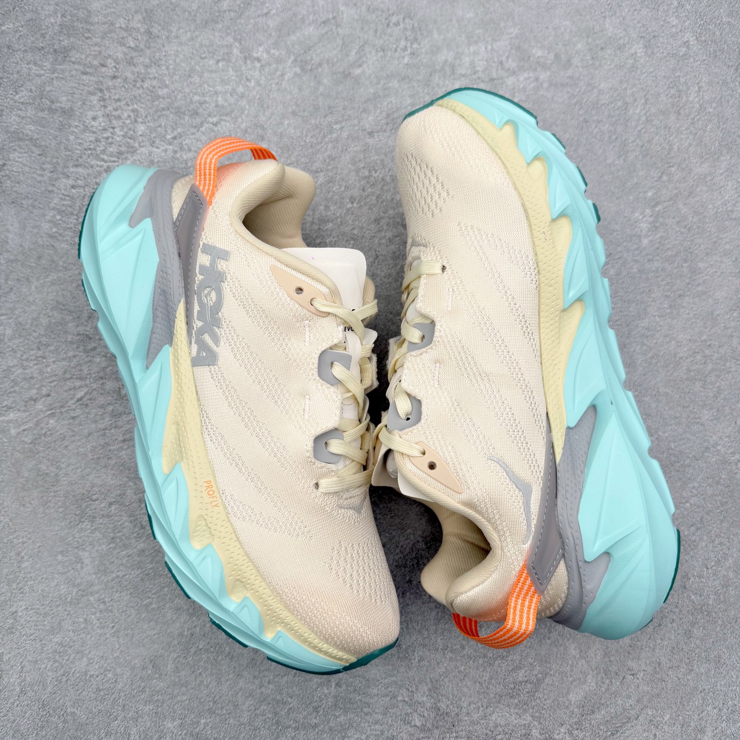 图片[3]-＃纯原福利 HOKA ONE ONE Elevon 2 TS 日常轻盈反光舒适 休闲训练长跑短跑跑步鞋 男女同款 HOKA ONE ONE是来自美国的跑步鞋知名品牌，创立于2009年，始终致力于为所有跑者提供更新、更好的跑步装备。相比常规跑鞋，HOKA ONE ONE特别研发使用性能独特的几何形跑鞋中底，此种鞋底更厚、更高、回弹性也更好，除了卓越的缓冲性能，它还能为各种阶段的跑者带来更具动感、更加稳定的跑步体验。HOKAONE ONE从设计之初就清楚意识到，要保证跑者步幅的均匀一致，双脚自然而然的运动至关重要。尺码：36 36.5 37.5 38 39 40 40.5 41 42 42.5 43 44 45-选品中心