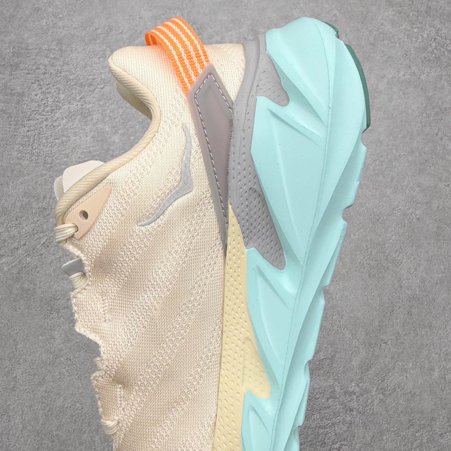 图片[7]-＃纯原福利 HOKA ONE ONE Elevon 2 TS 日常轻盈反光舒适 休闲训练长跑短跑跑步鞋 男女同款 HOKA ONE ONE是来自美国的跑步鞋知名品牌，创立于2009年，始终致力于为所有跑者提供更新、更好的跑步装备。相比常规跑鞋，HOKA ONE ONE特别研发使用性能独特的几何形跑鞋中底，此种鞋底更厚、更高、回弹性也更好，除了卓越的缓冲性能，它还能为各种阶段的跑者带来更具动感、更加稳定的跑步体验。HOKAONE ONE从设计之初就清楚意识到，要保证跑者步幅的均匀一致，双脚自然而然的运动至关重要。尺码：36 36.5 37.5 38 39 40 40.5 41 42 42.5 43 44 45-选品中心