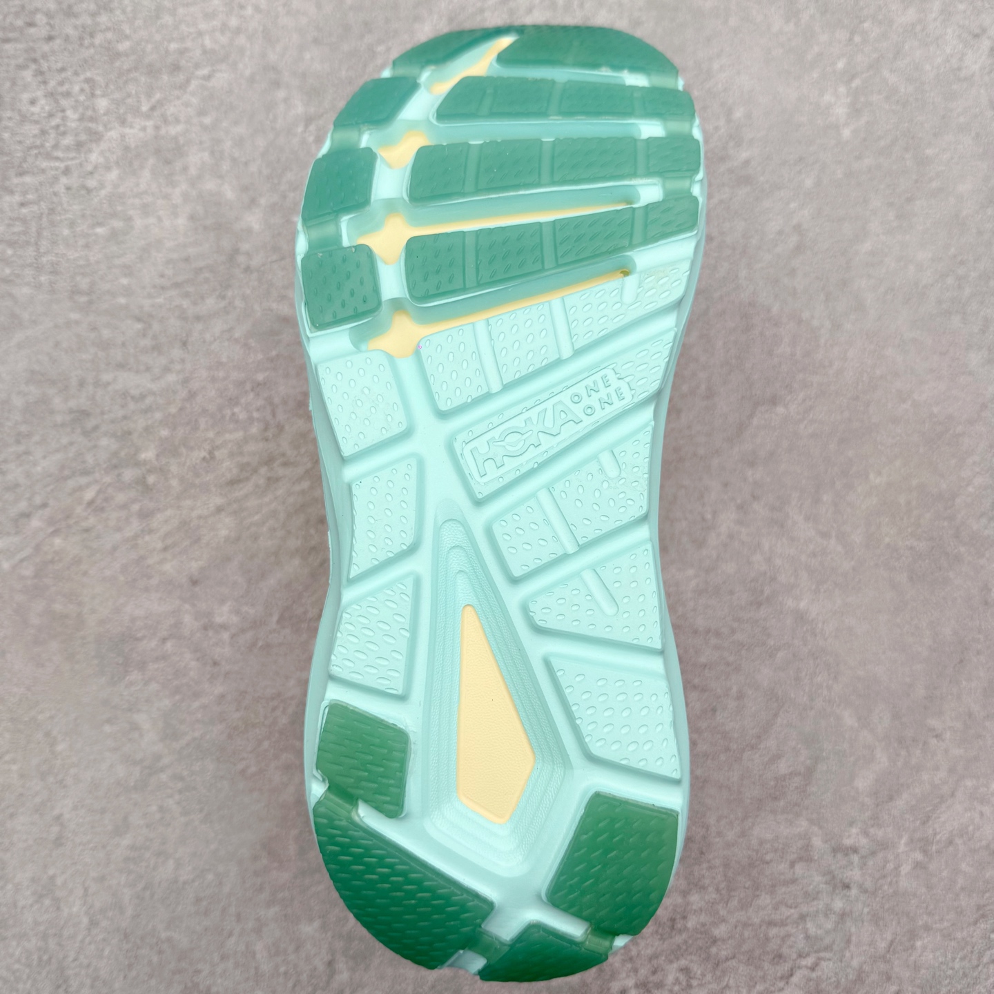 图片[9]-＃纯原福利 HOKA ONE ONE Elevon 2 TS 日常轻盈反光舒适 休闲训练长跑短跑跑步鞋 男女同款 HOKA ONE ONE是来自美国的跑步鞋知名品牌，创立于2009年，始终致力于为所有跑者提供更新、更好的跑步装备。相比常规跑鞋，HOKA ONE ONE特别研发使用性能独特的几何形跑鞋中底，此种鞋底更厚、更高、回弹性也更好，除了卓越的缓冲性能，它还能为各种阶段的跑者带来更具动感、更加稳定的跑步体验。HOKAONE ONE从设计之初就清楚意识到，要保证跑者步幅的均匀一致，双脚自然而然的运动至关重要。尺码：36 36.5 37.5 38 39 40 40.5 41 42 42.5 43 44 45-选品中心