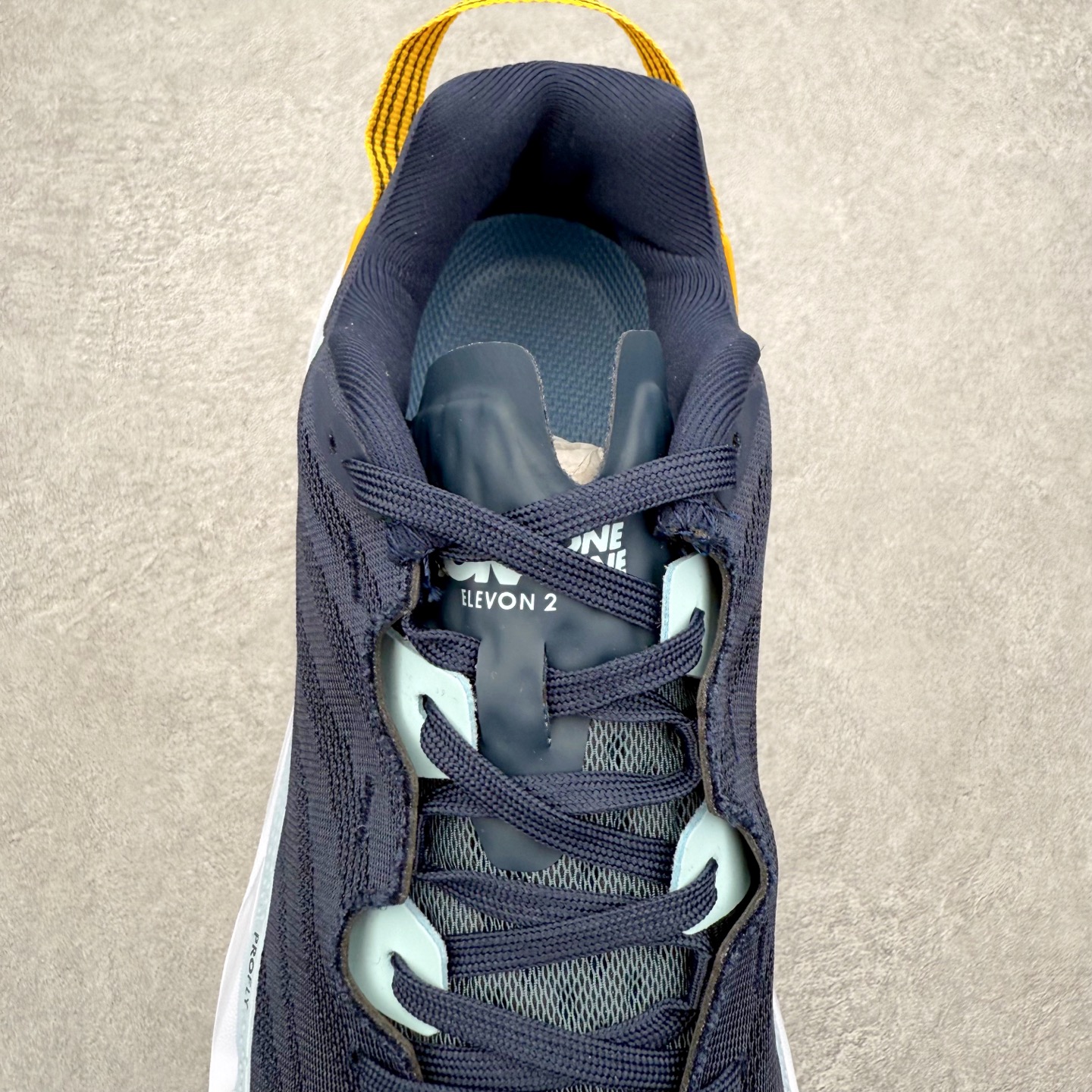 图片[5]-＃纯原福利 HOKA ONE ONE Elevon 2 TS 日常轻盈反光舒适 休闲训练长跑短跑跑步鞋 男女同款 HOKA ONE ONE是来自美国的跑步鞋知名品牌，创立于2009年，始终致力于为所有跑者提供更新、更好的跑步装备。相比常规跑鞋，HOKA ONE ONE特别研发使用性能独特的几何形跑鞋中底，此种鞋底更厚、更高、回弹性也更好，除了卓越的缓冲性能，它还能为各种阶段的跑者带来更具动感、更加稳定的跑步体验。HOKAONE ONE从设计之初就清楚意识到，要保证跑者步幅的均匀一致，双脚自然而然的运动至关重要。尺码：36 36.5 37.5 38 39 40 40.5 41 42 42.5 43 44 45-选品中心