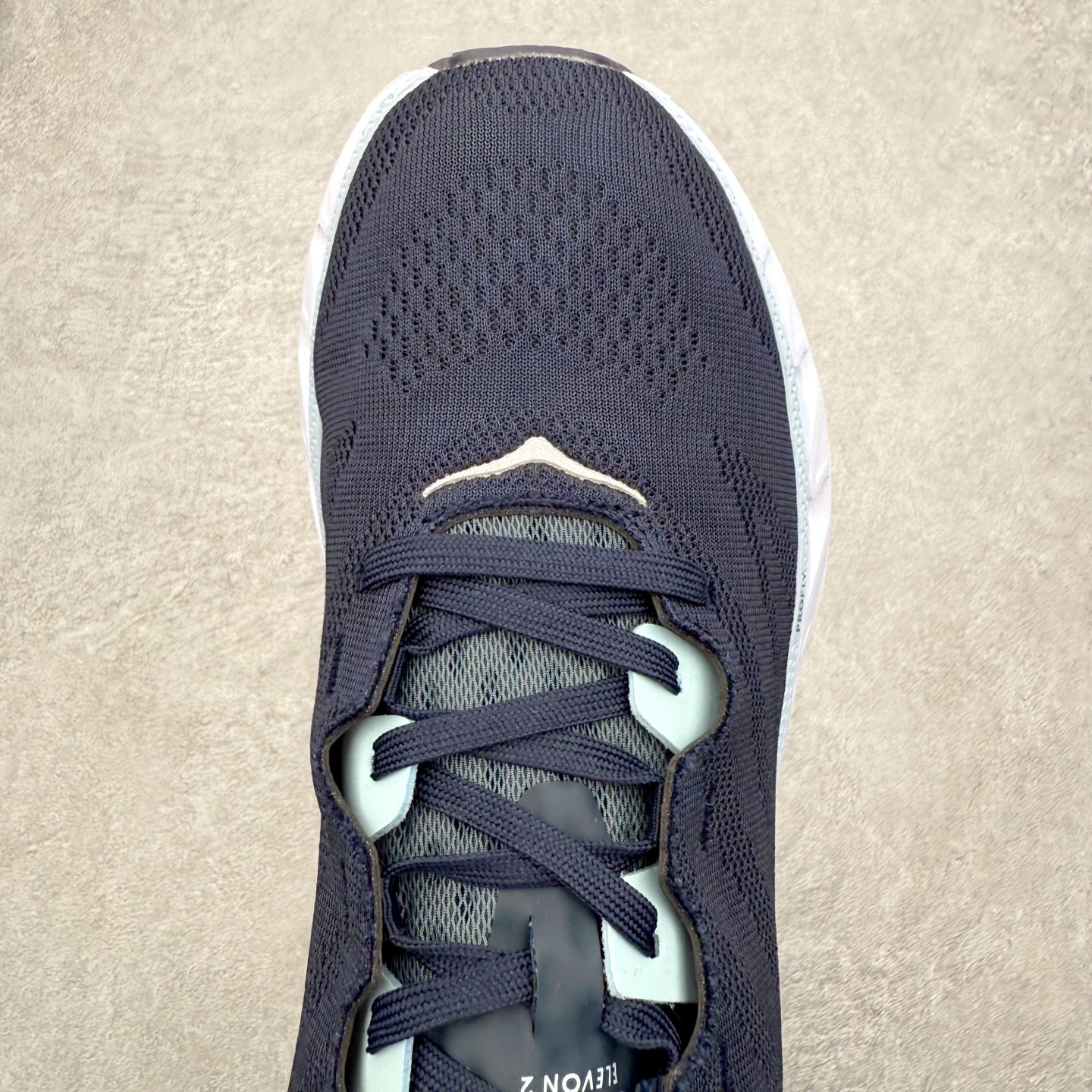 图片[4]-＃纯原福利 HOKA ONE ONE Elevon 2 TS 日常轻盈反光舒适 休闲训练长跑短跑跑步鞋 男女同款 HOKA ONE ONE是来自美国的跑步鞋知名品牌，创立于2009年，始终致力于为所有跑者提供更新、更好的跑步装备。相比常规跑鞋，HOKA ONE ONE特别研发使用性能独特的几何形跑鞋中底，此种鞋底更厚、更高、回弹性也更好，除了卓越的缓冲性能，它还能为各种阶段的跑者带来更具动感、更加稳定的跑步体验。HOKAONE ONE从设计之初就清楚意识到，要保证跑者步幅的均匀一致，双脚自然而然的运动至关重要。尺码：36 36.5 37.5 38 39 40 40.5 41 42 42.5 43 44 45-选品中心