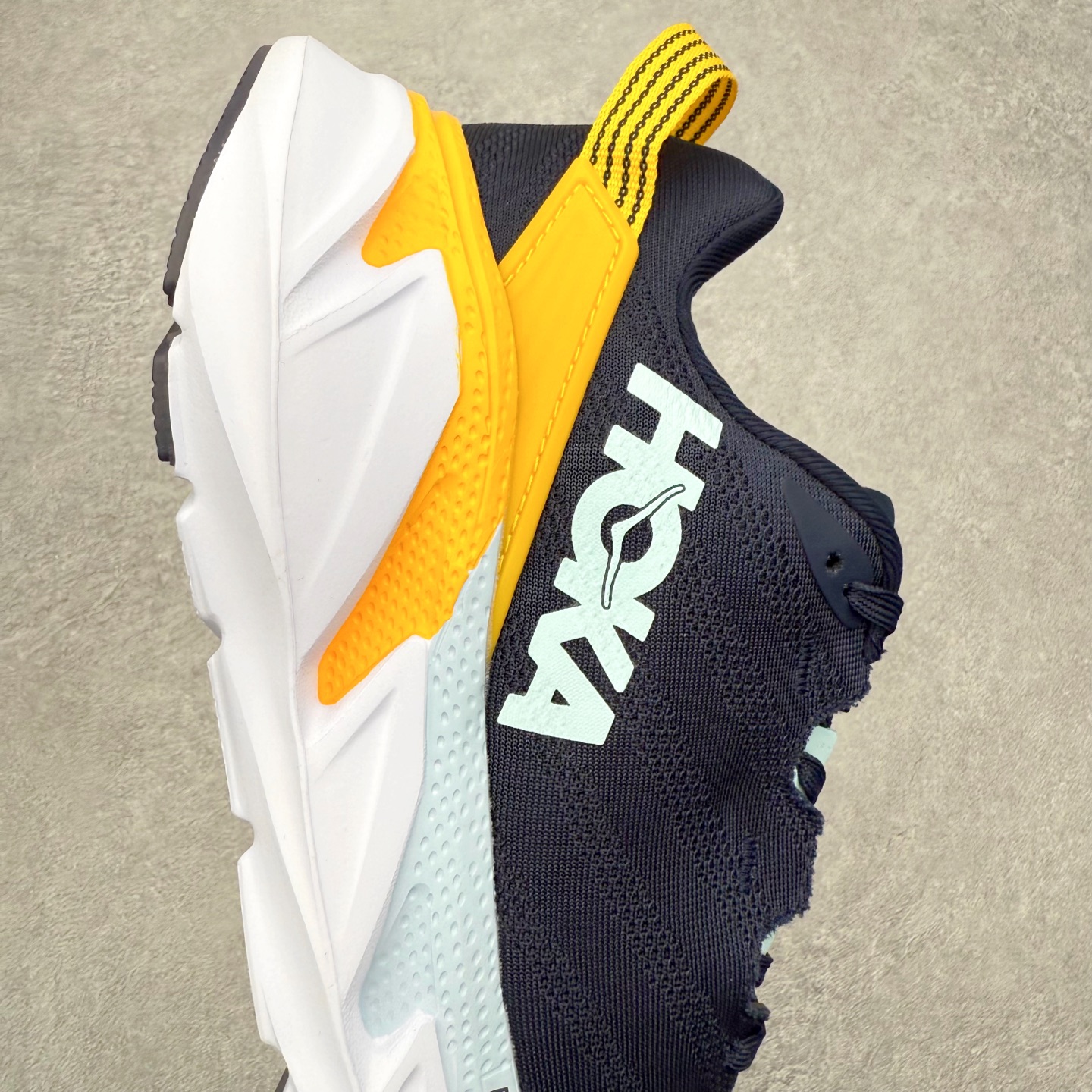 图片[6]-＃纯原福利 HOKA ONE ONE Elevon 2 TS 日常轻盈反光舒适 休闲训练长跑短跑跑步鞋 男女同款 HOKA ONE ONE是来自美国的跑步鞋知名品牌，创立于2009年，始终致力于为所有跑者提供更新、更好的跑步装备。相比常规跑鞋，HOKA ONE ONE特别研发使用性能独特的几何形跑鞋中底，此种鞋底更厚、更高、回弹性也更好，除了卓越的缓冲性能，它还能为各种阶段的跑者带来更具动感、更加稳定的跑步体验。HOKAONE ONE从设计之初就清楚意识到，要保证跑者步幅的均匀一致，双脚自然而然的运动至关重要。尺码：36 36.5 37.5 38 39 40 40.5 41 42 42.5 43 44 45-选品中心