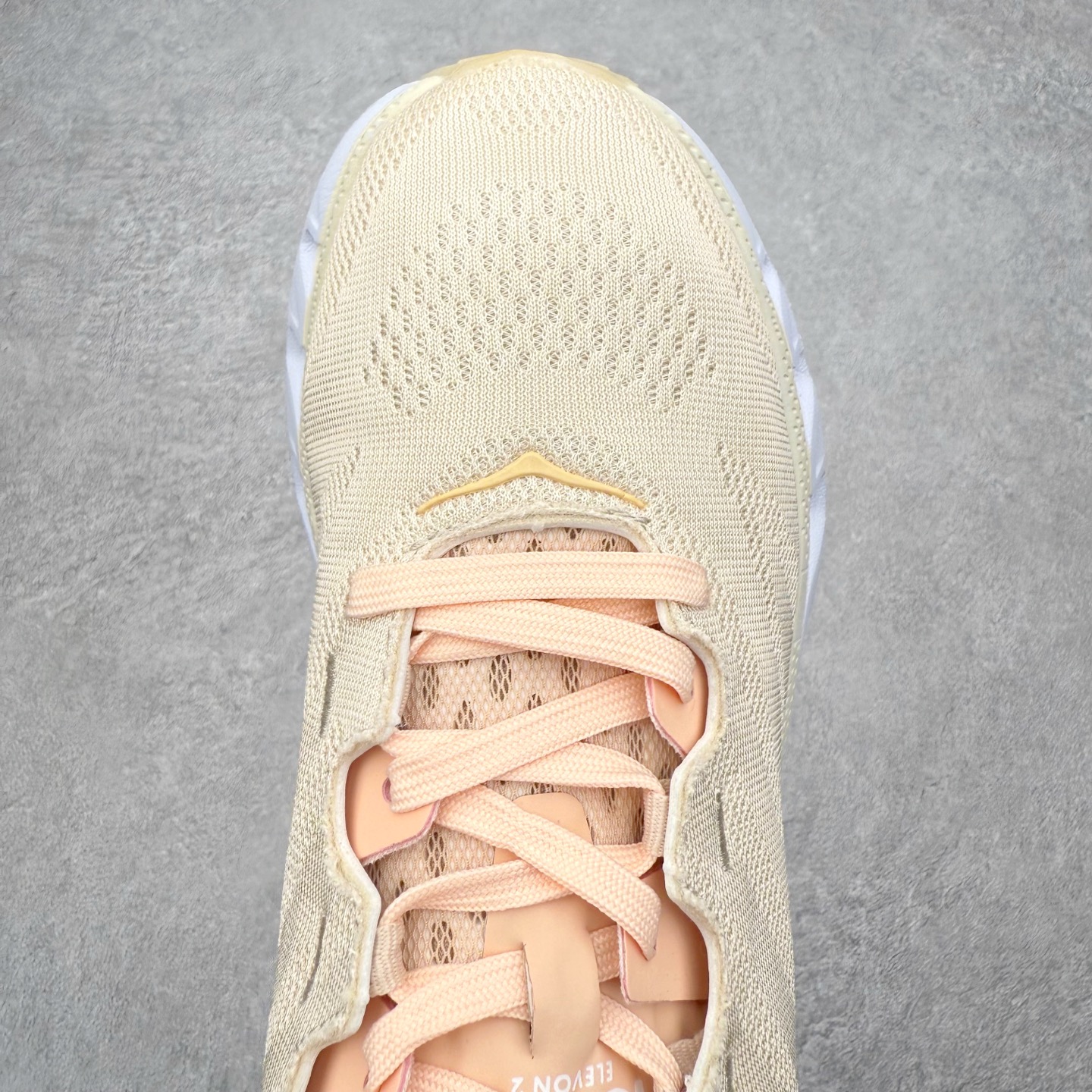 图片[4]-＃纯原福利 HOKA ONE ONE Elevon 2 TS 日常轻盈反光舒适 休闲训练长跑短跑跑步鞋 男女同款 HOKA ONE ONE是来自美国的跑步鞋知名品牌，创立于2009年，始终致力于为所有跑者提供更新、更好的跑步装备。相比常规跑鞋，HOKA ONE ONE特别研发使用性能独特的几何形跑鞋中底，此种鞋底更厚、更高、回弹性也更好，除了卓越的缓冲性能，它还能为各种阶段的跑者带来更具动感、更加稳定的跑步体验。HOKAONE ONE从设计之初就清楚意识到，要保证跑者步幅的均匀一致，双脚自然而然的运动至关重要。尺码：36 36.5 37.5 38 39 40 40.5 41 42 42.5 43 44 45-选品中心