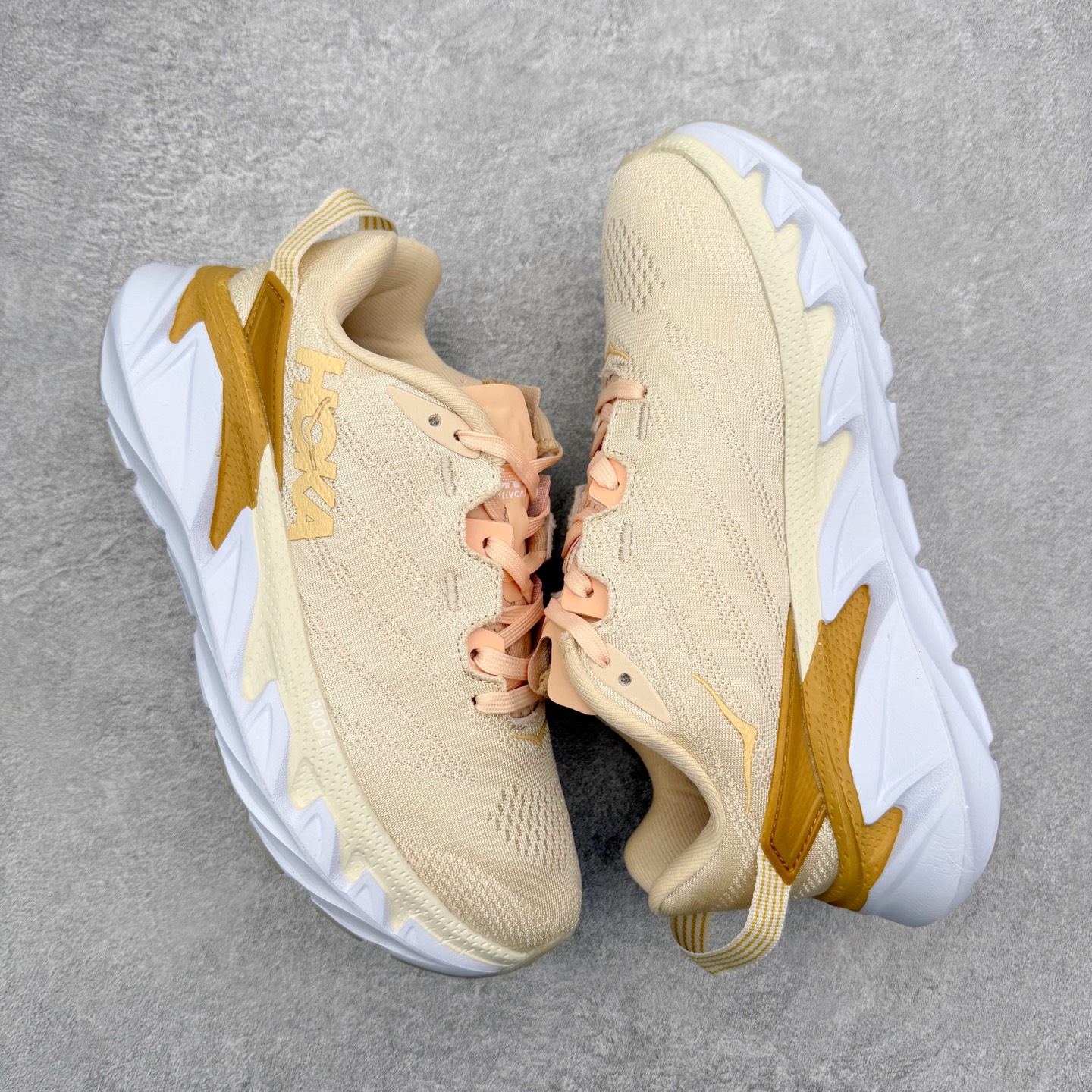 图片[3]-＃纯原福利 HOKA ONE ONE Elevon 2 TS 日常轻盈反光舒适 休闲训练长跑短跑跑步鞋 男女同款 HOKA ONE ONE是来自美国的跑步鞋知名品牌，创立于2009年，始终致力于为所有跑者提供更新、更好的跑步装备。相比常规跑鞋，HOKA ONE ONE特别研发使用性能独特的几何形跑鞋中底，此种鞋底更厚、更高、回弹性也更好，除了卓越的缓冲性能，它还能为各种阶段的跑者带来更具动感、更加稳定的跑步体验。HOKAONE ONE从设计之初就清楚意识到，要保证跑者步幅的均匀一致，双脚自然而然的运动至关重要。尺码：36 36.5 37.5 38 39 40 40.5 41 42 42.5 43 44 45-选品中心