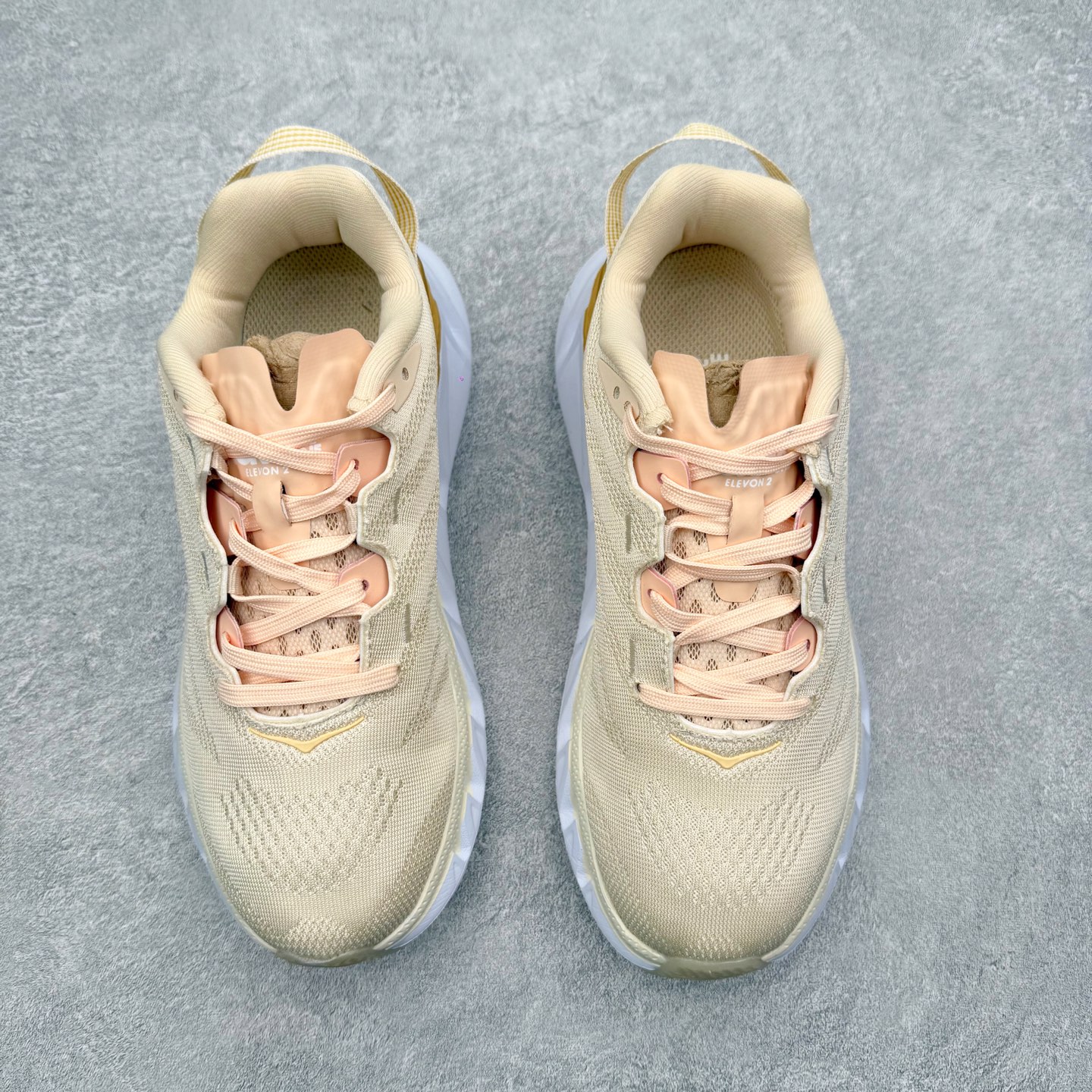 图片[2]-＃纯原福利 HOKA ONE ONE Elevon 2 TS 日常轻盈反光舒适 休闲训练长跑短跑跑步鞋 男女同款 HOKA ONE ONE是来自美国的跑步鞋知名品牌，创立于2009年，始终致力于为所有跑者提供更新、更好的跑步装备。相比常规跑鞋，HOKA ONE ONE特别研发使用性能独特的几何形跑鞋中底，此种鞋底更厚、更高、回弹性也更好，除了卓越的缓冲性能，它还能为各种阶段的跑者带来更具动感、更加稳定的跑步体验。HOKAONE ONE从设计之初就清楚意识到，要保证跑者步幅的均匀一致，双脚自然而然的运动至关重要。尺码：36 36.5 37.5 38 39 40 40.5 41 42 42.5 43 44 45-选品中心