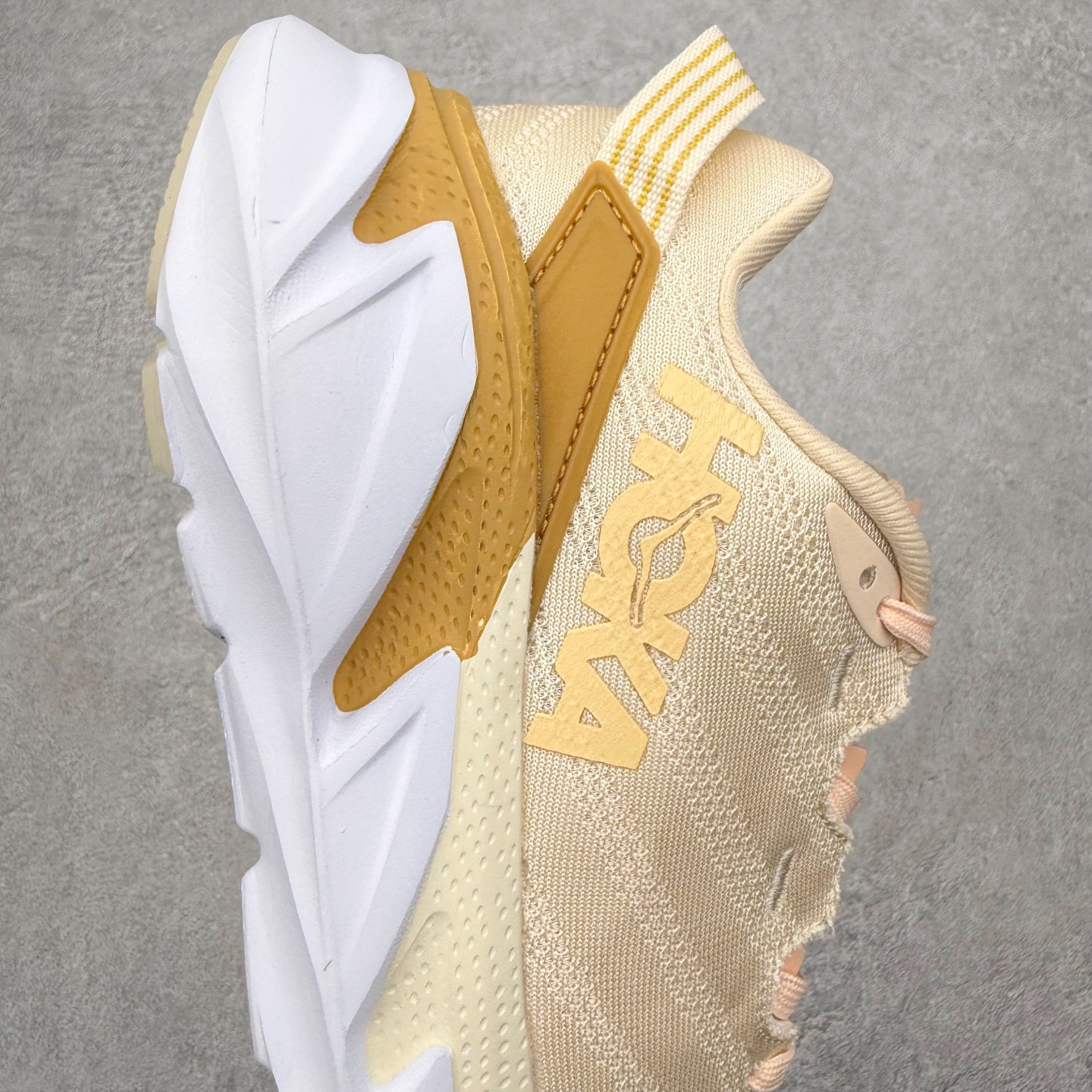 图片[6]-＃纯原福利 HOKA ONE ONE Elevon 2 TS 日常轻盈反光舒适 休闲训练长跑短跑跑步鞋 男女同款 HOKA ONE ONE是来自美国的跑步鞋知名品牌，创立于2009年，始终致力于为所有跑者提供更新、更好的跑步装备。相比常规跑鞋，HOKA ONE ONE特别研发使用性能独特的几何形跑鞋中底，此种鞋底更厚、更高、回弹性也更好，除了卓越的缓冲性能，它还能为各种阶段的跑者带来更具动感、更加稳定的跑步体验。HOKAONE ONE从设计之初就清楚意识到，要保证跑者步幅的均匀一致，双脚自然而然的运动至关重要。尺码：36 36.5 37.5 38 39 40 40.5 41 42 42.5 43 44 45-选品中心