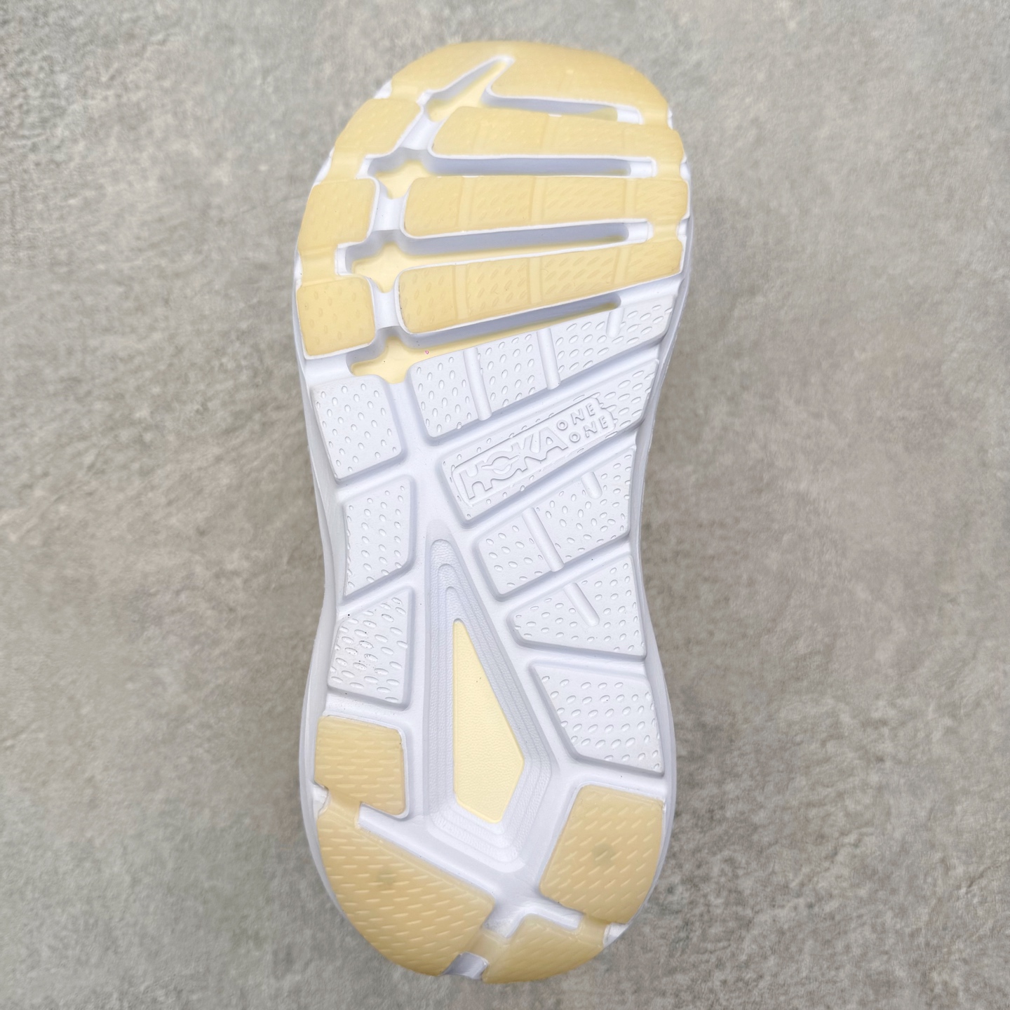 图片[9]-＃纯原福利 HOKA ONE ONE Elevon 2 TS 日常轻盈反光舒适 休闲训练长跑短跑跑步鞋 男女同款 HOKA ONE ONE是来自美国的跑步鞋知名品牌，创立于2009年，始终致力于为所有跑者提供更新、更好的跑步装备。相比常规跑鞋，HOKA ONE ONE特别研发使用性能独特的几何形跑鞋中底，此种鞋底更厚、更高、回弹性也更好，除了卓越的缓冲性能，它还能为各种阶段的跑者带来更具动感、更加稳定的跑步体验。HOKAONE ONE从设计之初就清楚意识到，要保证跑者步幅的均匀一致，双脚自然而然的运动至关重要。尺码：36 36.5 37.5 38 39 40 40.5 41 42 42.5 43 44 45-选品中心