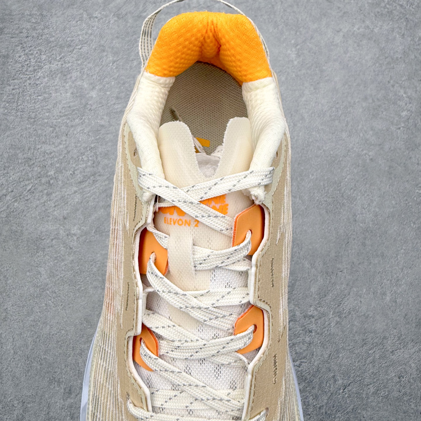 图片[5]-＃纯原福利 HOKA ONE ONE Elevon 2 TS 日常轻盈反光舒适 休闲训练长跑短跑跑步鞋 男女同款 HOKA ONE ONE是来自美国的跑步鞋知名品牌，创立于2009年，始终致力于为所有跑者提供更新、更好的跑步装备。相比常规跑鞋，HOKA ONE ONE特别研发使用性能独特的几何形跑鞋中底，此种鞋底更厚、更高、回弹性也更好，除了卓越的缓冲性能，它还能为各种阶段的跑者带来更具动感、更加稳定的跑步体验。HOKAONE ONE从设计之初就清楚意识到，要保证跑者步幅的均匀一致，双脚自然而然的运动至关重要。尺码：36 36.5 37.5 38 39 40 40.5 41 42 42.5 43 44 45-选品中心