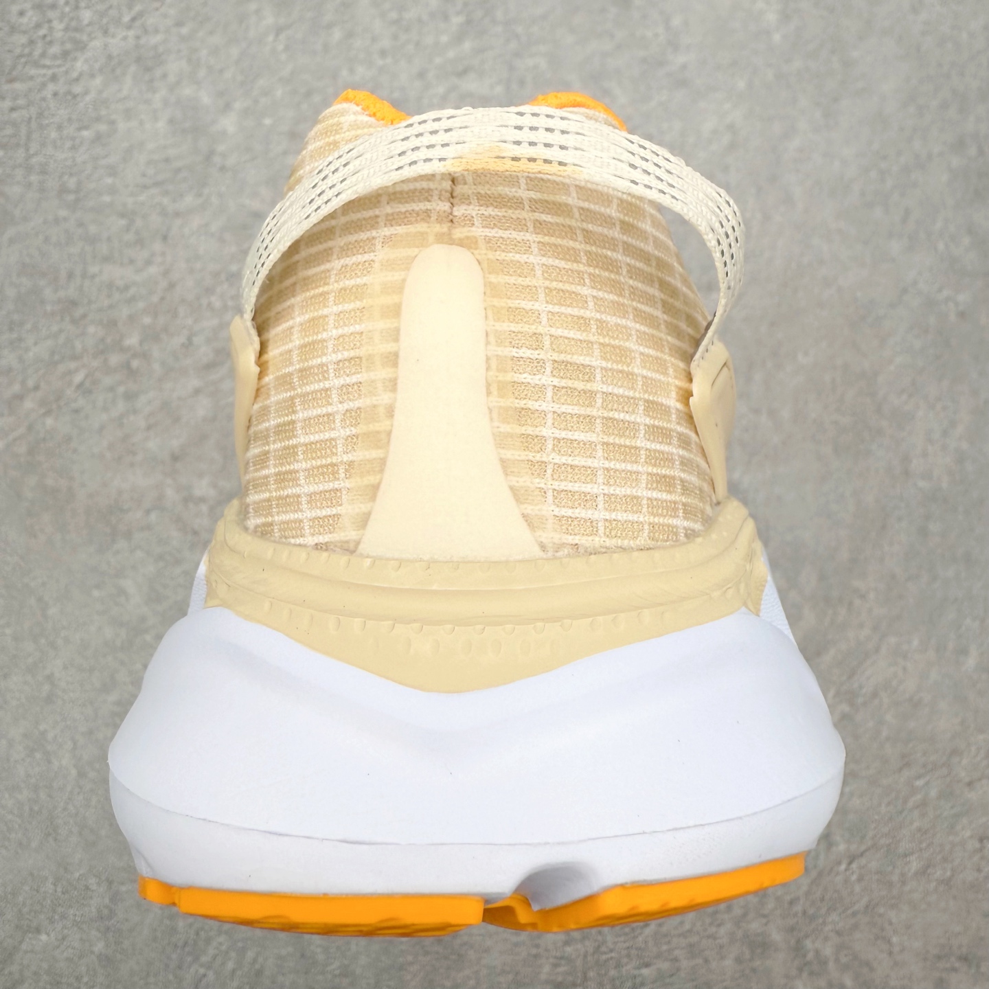 图片[8]-＃纯原福利 HOKA ONE ONE Elevon 2 TS 日常轻盈反光舒适 休闲训练长跑短跑跑步鞋 男女同款 HOKA ONE ONE是来自美国的跑步鞋知名品牌，创立于2009年，始终致力于为所有跑者提供更新、更好的跑步装备。相比常规跑鞋，HOKA ONE ONE特别研发使用性能独特的几何形跑鞋中底，此种鞋底更厚、更高、回弹性也更好，除了卓越的缓冲性能，它还能为各种阶段的跑者带来更具动感、更加稳定的跑步体验。HOKAONE ONE从设计之初就清楚意识到，要保证跑者步幅的均匀一致，双脚自然而然的运动至关重要。尺码：36 36.5 37.5 38 39 40 40.5 41 42 42.5 43 44 45-选品中心