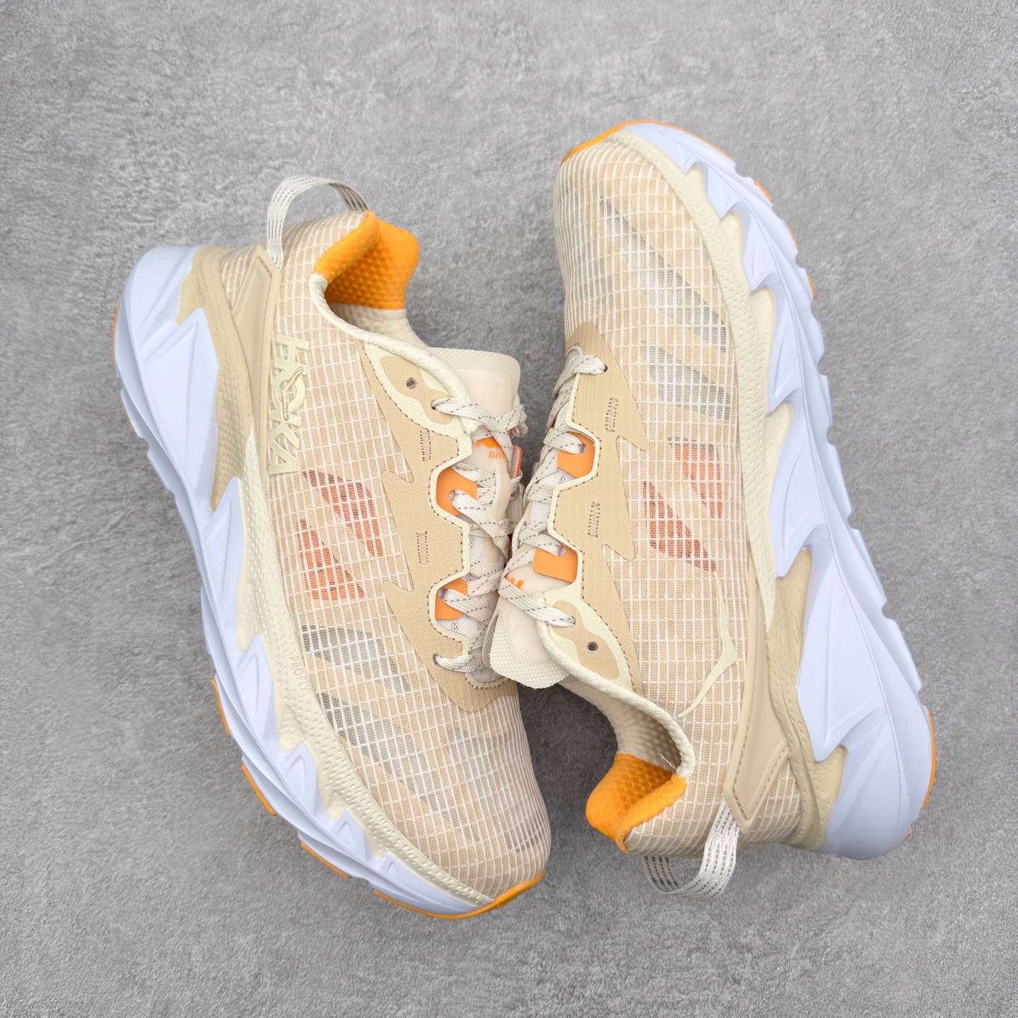 图片[3]-＃纯原福利 HOKA ONE ONE Elevon 2 TS 日常轻盈反光舒适 休闲训练长跑短跑跑步鞋 男女同款 HOKA ONE ONE是来自美国的跑步鞋知名品牌，创立于2009年，始终致力于为所有跑者提供更新、更好的跑步装备。相比常规跑鞋，HOKA ONE ONE特别研发使用性能独特的几何形跑鞋中底，此种鞋底更厚、更高、回弹性也更好，除了卓越的缓冲性能，它还能为各种阶段的跑者带来更具动感、更加稳定的跑步体验。HOKAONE ONE从设计之初就清楚意识到，要保证跑者步幅的均匀一致，双脚自然而然的运动至关重要。尺码：36 36.5 37.5 38 39 40 40.5 41 42 42.5 43 44 45-选品中心