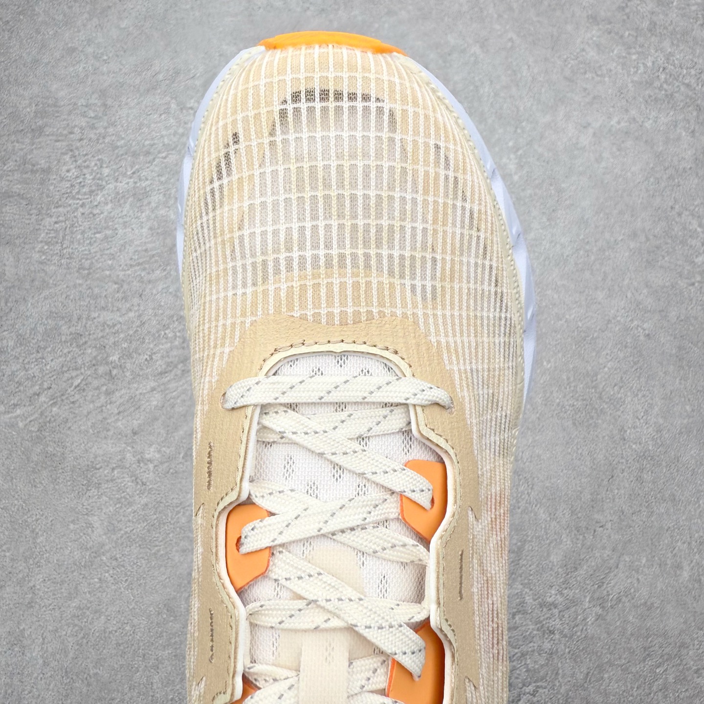 图片[4]-＃纯原福利 HOKA ONE ONE Elevon 2 TS 日常轻盈反光舒适 休闲训练长跑短跑跑步鞋 男女同款 HOKA ONE ONE是来自美国的跑步鞋知名品牌，创立于2009年，始终致力于为所有跑者提供更新、更好的跑步装备。相比常规跑鞋，HOKA ONE ONE特别研发使用性能独特的几何形跑鞋中底，此种鞋底更厚、更高、回弹性也更好，除了卓越的缓冲性能，它还能为各种阶段的跑者带来更具动感、更加稳定的跑步体验。HOKAONE ONE从设计之初就清楚意识到，要保证跑者步幅的均匀一致，双脚自然而然的运动至关重要。尺码：36 36.5 37.5 38 39 40 40.5 41 42 42.5 43 44 45-选品中心