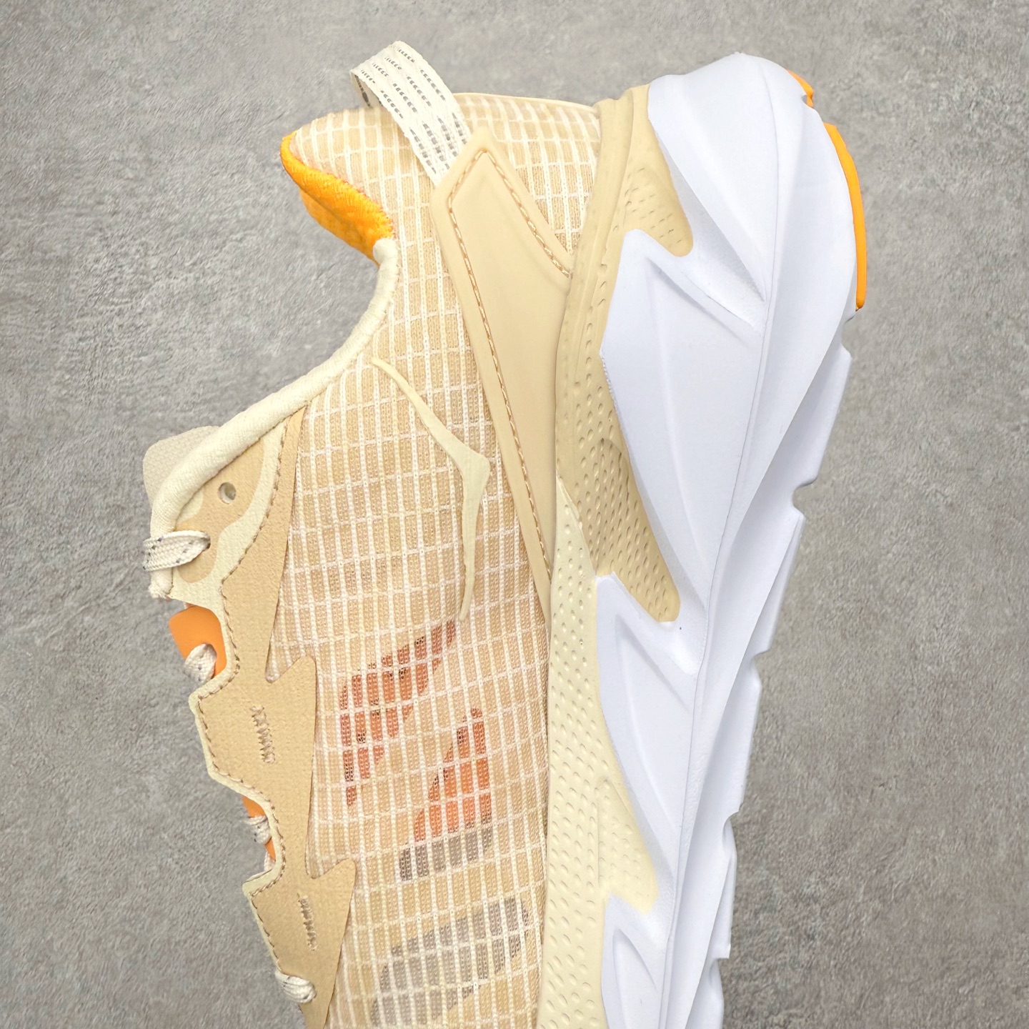 图片[7]-＃纯原福利 HOKA ONE ONE Elevon 2 TS 日常轻盈反光舒适 休闲训练长跑短跑跑步鞋 男女同款 HOKA ONE ONE是来自美国的跑步鞋知名品牌，创立于2009年，始终致力于为所有跑者提供更新、更好的跑步装备。相比常规跑鞋，HOKA ONE ONE特别研发使用性能独特的几何形跑鞋中底，此种鞋底更厚、更高、回弹性也更好，除了卓越的缓冲性能，它还能为各种阶段的跑者带来更具动感、更加稳定的跑步体验。HOKAONE ONE从设计之初就清楚意识到，要保证跑者步幅的均匀一致，双脚自然而然的运动至关重要。尺码：36 36.5 37.5 38 39 40 40.5 41 42 42.5 43 44 45-选品中心