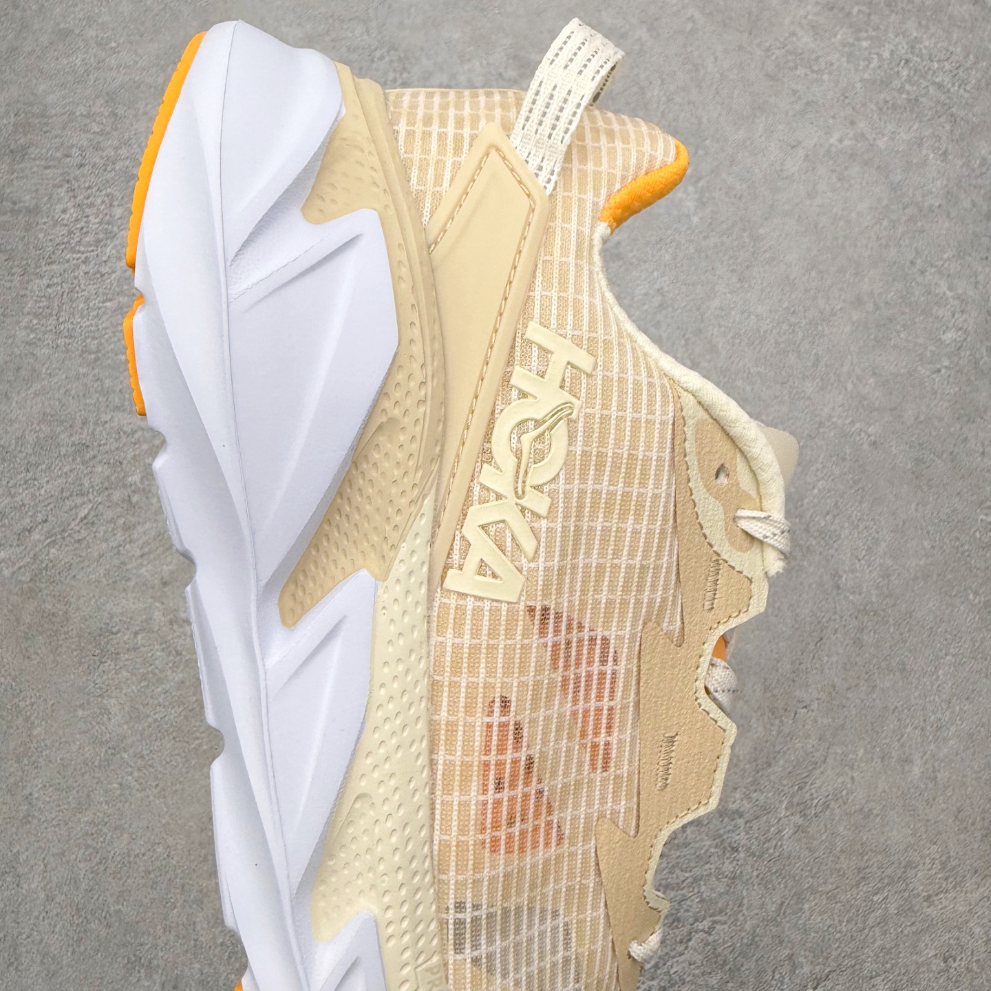 图片[6]-＃纯原福利 HOKA ONE ONE Elevon 2 TS 日常轻盈反光舒适 休闲训练长跑短跑跑步鞋 男女同款 HOKA ONE ONE是来自美国的跑步鞋知名品牌，创立于2009年，始终致力于为所有跑者提供更新、更好的跑步装备。相比常规跑鞋，HOKA ONE ONE特别研发使用性能独特的几何形跑鞋中底，此种鞋底更厚、更高、回弹性也更好，除了卓越的缓冲性能，它还能为各种阶段的跑者带来更具动感、更加稳定的跑步体验。HOKAONE ONE从设计之初就清楚意识到，要保证跑者步幅的均匀一致，双脚自然而然的运动至关重要。尺码：36 36.5 37.5 38 39 40 40.5 41 42 42.5 43 44 45-选品中心