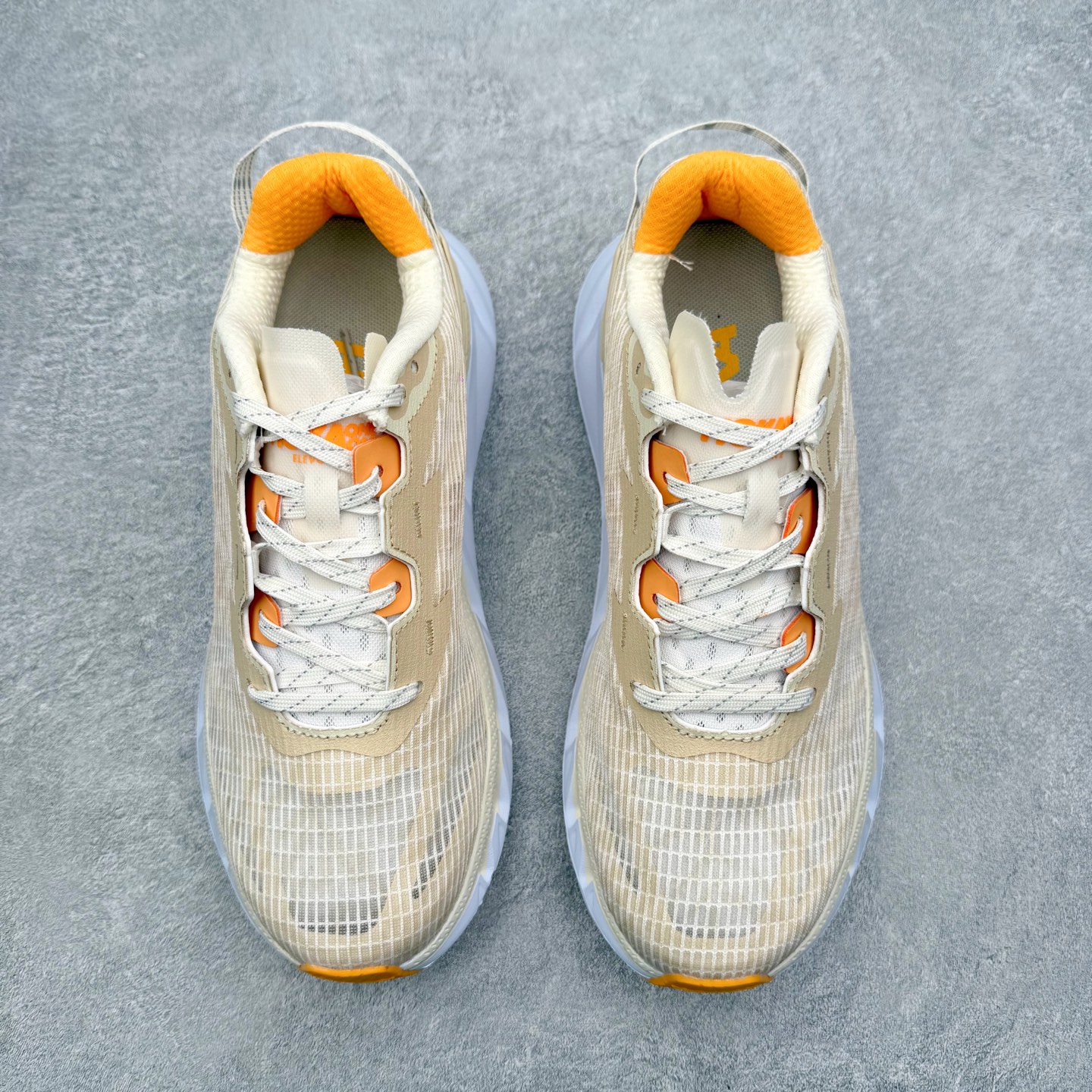 图片[2]-＃纯原福利 HOKA ONE ONE Elevon 2 TS 日常轻盈反光舒适 休闲训练长跑短跑跑步鞋 男女同款 HOKA ONE ONE是来自美国的跑步鞋知名品牌，创立于2009年，始终致力于为所有跑者提供更新、更好的跑步装备。相比常规跑鞋，HOKA ONE ONE特别研发使用性能独特的几何形跑鞋中底，此种鞋底更厚、更高、回弹性也更好，除了卓越的缓冲性能，它还能为各种阶段的跑者带来更具动感、更加稳定的跑步体验。HOKAONE ONE从设计之初就清楚意识到，要保证跑者步幅的均匀一致，双脚自然而然的运动至关重要。尺码：36 36.5 37.5 38 39 40 40.5 41 42 42.5 43 44 45-选品中心