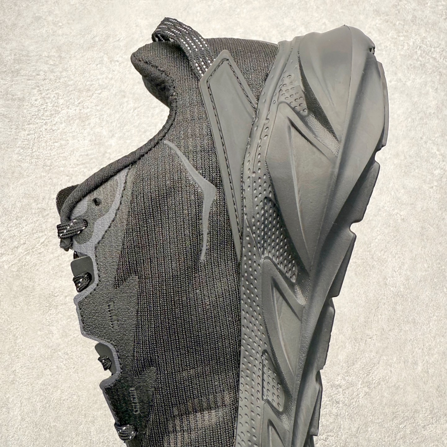 图片[7]-＃纯原福利 HOKA ONE ONE Elevon 2 TS 日常轻盈反光舒适 休闲训练长跑短跑跑步鞋 男女同款 HOKA ONE ONE是来自美国的跑步鞋知名品牌，创立于2009年，始终致力于为所有跑者提供更新、更好的跑步装备。相比常规跑鞋，HOKA ONE ONE特别研发使用性能独特的几何形跑鞋中底，此种鞋底更厚、更高、回弹性也更好，除了卓越的缓冲性能，它还能为各种阶段的跑者带来更具动感、更加稳定的跑步体验。HOKAONE ONE从设计之初就清楚意识到，要保证跑者步幅的均匀一致，双脚自然而然的运动至关重要。尺码：36 36.5 37.5 38 39 40 40.5 41 42 42.5 43 44 45-选品中心