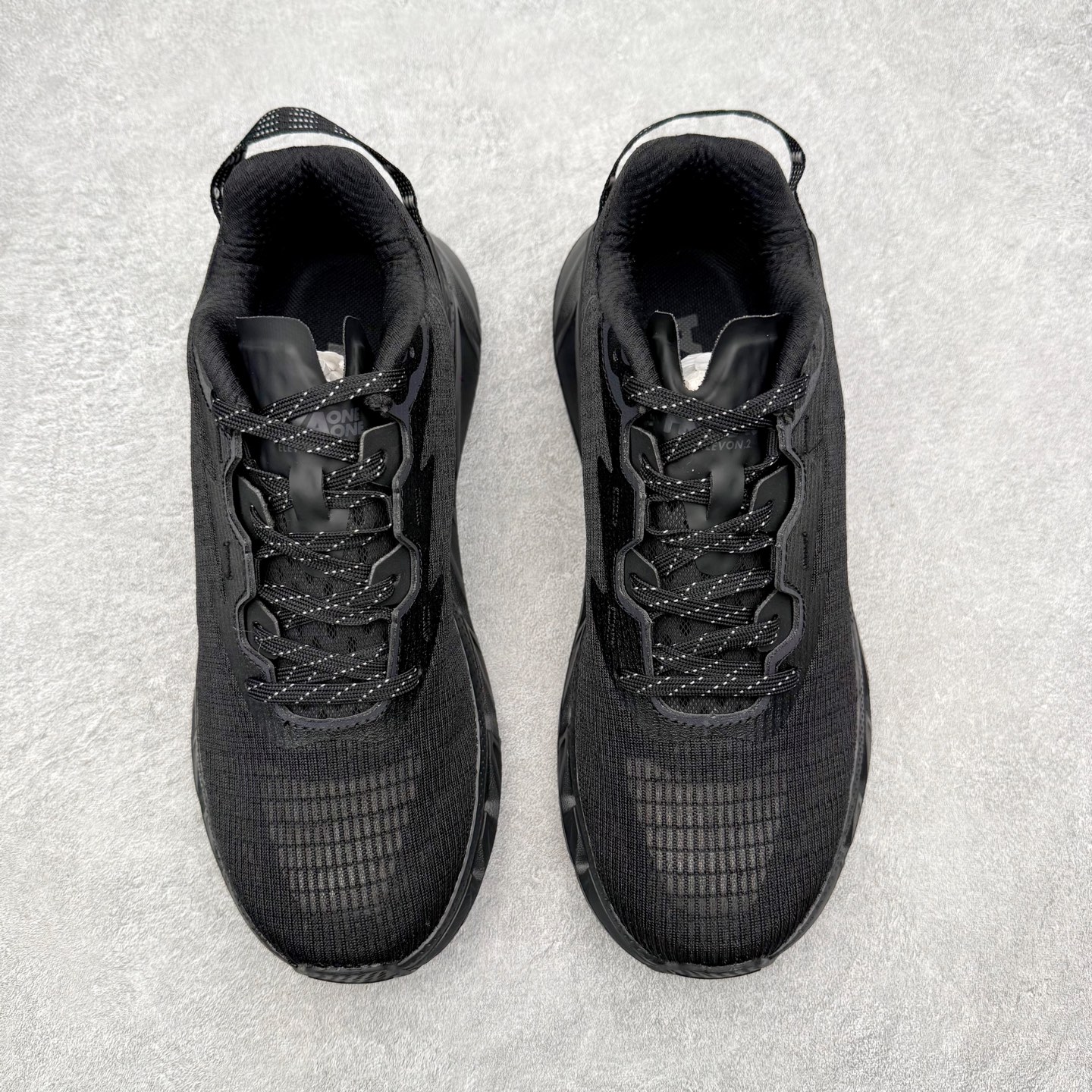 图片[2]-＃纯原福利 HOKA ONE ONE Elevon 2 TS 日常轻盈反光舒适 休闲训练长跑短跑跑步鞋 男女同款 HOKA ONE ONE是来自美国的跑步鞋知名品牌，创立于2009年，始终致力于为所有跑者提供更新、更好的跑步装备。相比常规跑鞋，HOKA ONE ONE特别研发使用性能独特的几何形跑鞋中底，此种鞋底更厚、更高、回弹性也更好，除了卓越的缓冲性能，它还能为各种阶段的跑者带来更具动感、更加稳定的跑步体验。HOKAONE ONE从设计之初就清楚意识到，要保证跑者步幅的均匀一致，双脚自然而然的运动至关重要。尺码：36 36.5 37.5 38 39 40 40.5 41 42 42.5 43 44 45-选品中心