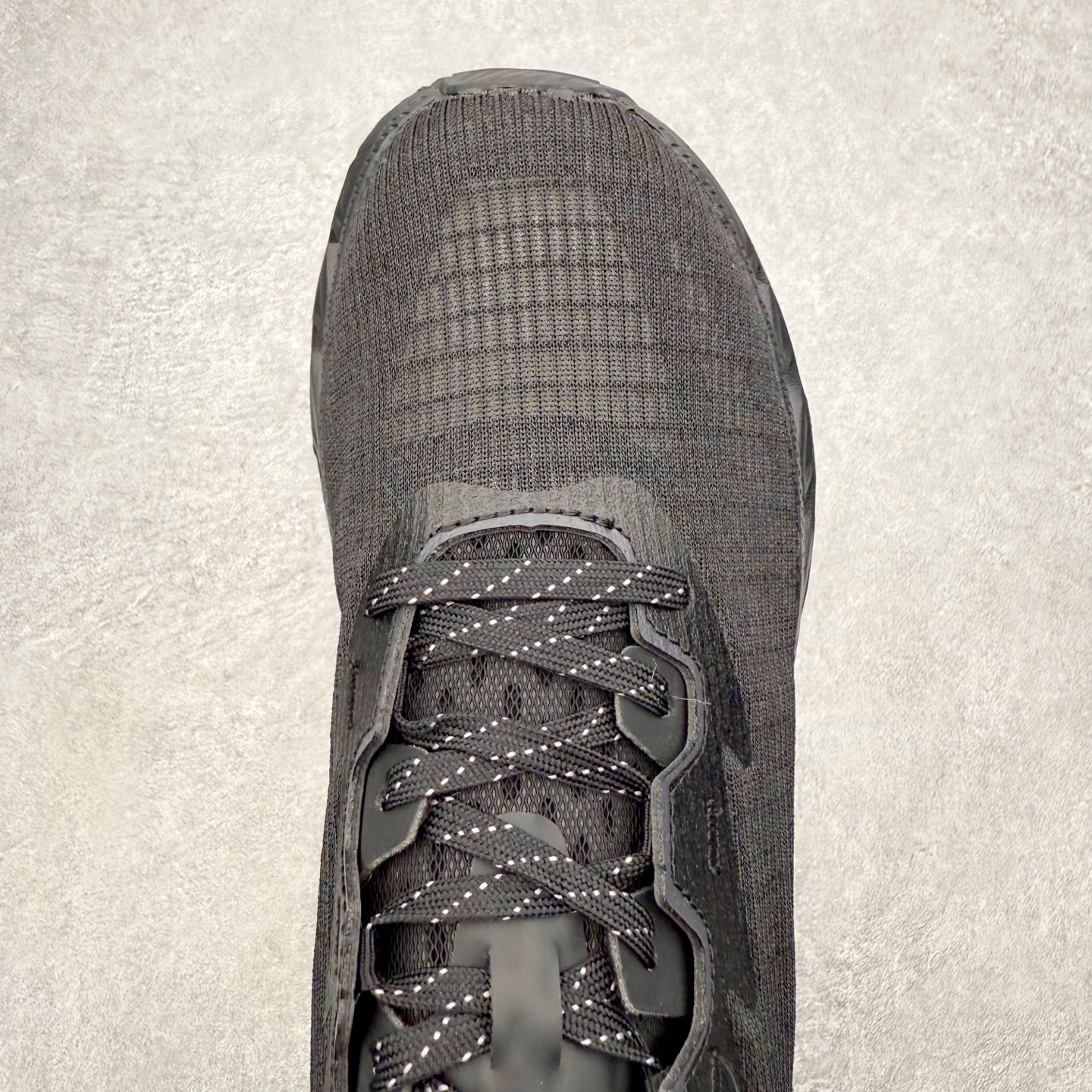 图片[4]-＃纯原福利 HOKA ONE ONE Elevon 2 TS 日常轻盈反光舒适 休闲训练长跑短跑跑步鞋 男女同款 HOKA ONE ONE是来自美国的跑步鞋知名品牌，创立于2009年，始终致力于为所有跑者提供更新、更好的跑步装备。相比常规跑鞋，HOKA ONE ONE特别研发使用性能独特的几何形跑鞋中底，此种鞋底更厚、更高、回弹性也更好，除了卓越的缓冲性能，它还能为各种阶段的跑者带来更具动感、更加稳定的跑步体验。HOKAONE ONE从设计之初就清楚意识到，要保证跑者步幅的均匀一致，双脚自然而然的运动至关重要。尺码：36 36.5 37.5 38 39 40 40.5 41 42 42.5 43 44 45-选品中心