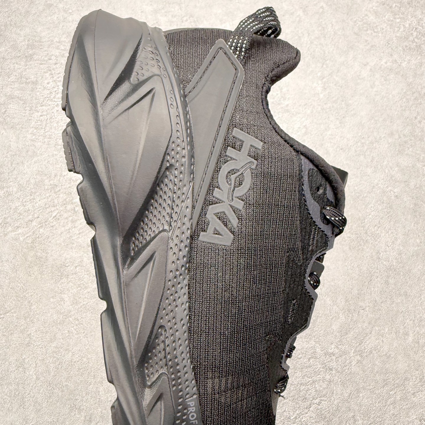 图片[6]-＃纯原福利 HOKA ONE ONE Elevon 2 TS 日常轻盈反光舒适 休闲训练长跑短跑跑步鞋 男女同款 HOKA ONE ONE是来自美国的跑步鞋知名品牌，创立于2009年，始终致力于为所有跑者提供更新、更好的跑步装备。相比常规跑鞋，HOKA ONE ONE特别研发使用性能独特的几何形跑鞋中底，此种鞋底更厚、更高、回弹性也更好，除了卓越的缓冲性能，它还能为各种阶段的跑者带来更具动感、更加稳定的跑步体验。HOKAONE ONE从设计之初就清楚意识到，要保证跑者步幅的均匀一致，双脚自然而然的运动至关重要。尺码：36 36.5 37.5 38 39 40 40.5 41 42 42.5 43 44 45-选品中心