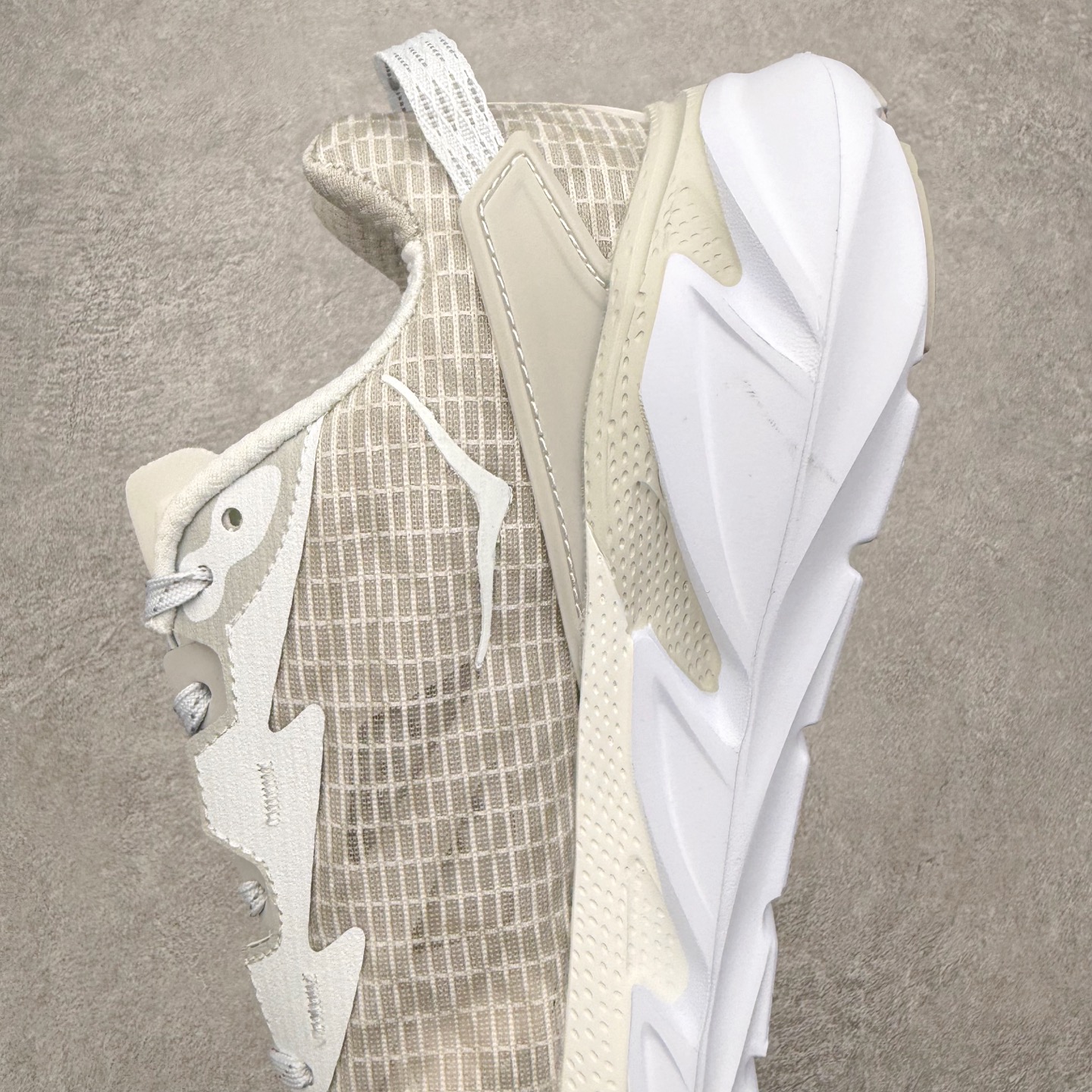 图片[7]-＃纯原福利 HOKA ONE ONE Elevon 2 TS 日常轻盈反光舒适 休闲训练长跑短跑跑步鞋 男女同款 HOKA ONE ONE是来自美国的跑步鞋知名品牌，创立于2009年，始终致力于为所有跑者提供更新、更好的跑步装备。相比常规跑鞋，HOKA ONE ONE特别研发使用性能独特的几何形跑鞋中底，此种鞋底更厚、更高、回弹性也更好，除了卓越的缓冲性能，它还能为各种阶段的跑者带来更具动感、更加稳定的跑步体验。HOKAONE ONE从设计之初就清楚意识到，要保证跑者步幅的均匀一致，双脚自然而然的运动至关重要。尺码：36 36.5 37.5 38 39 40 40.5 41 42 42.5 43 44 45-选品中心