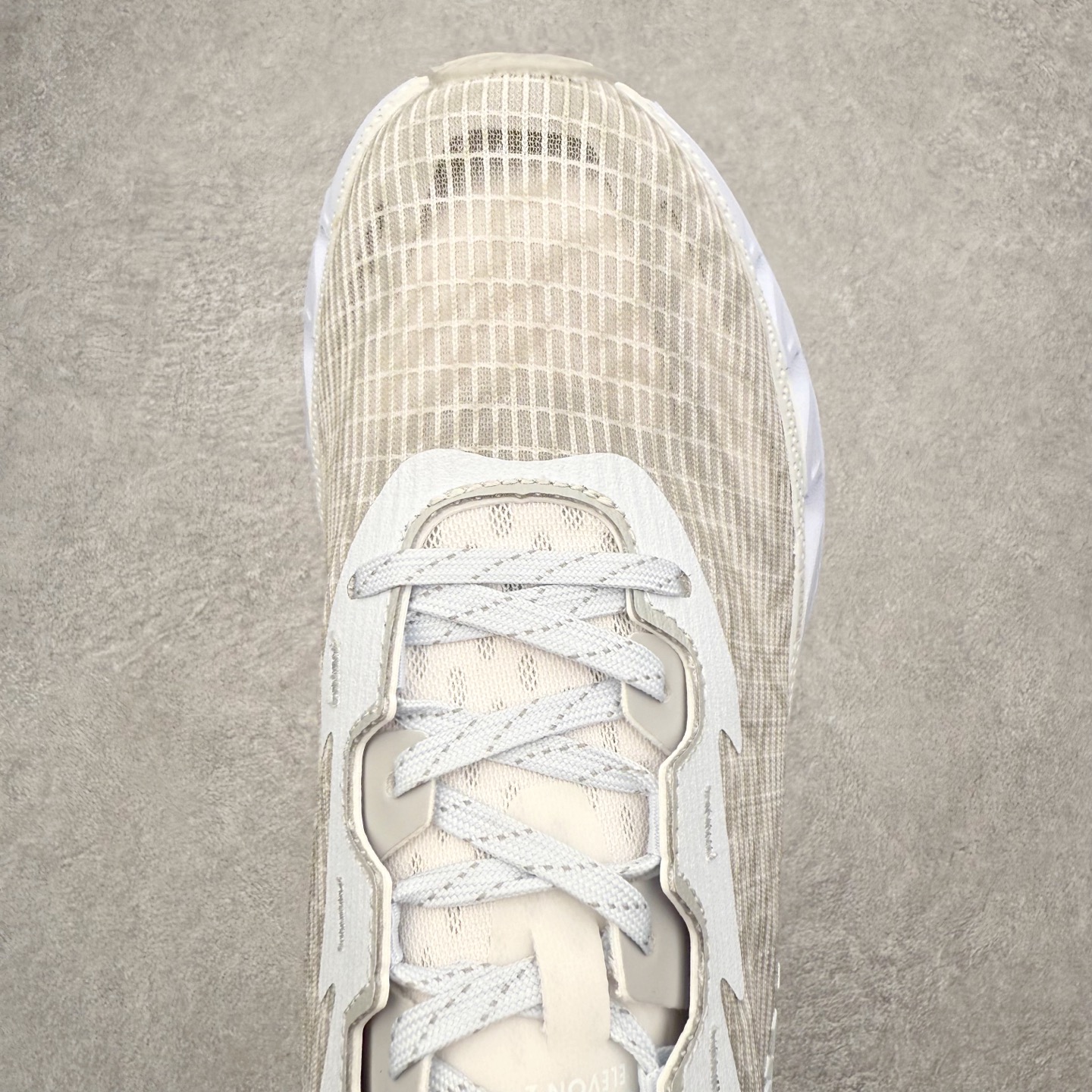 图片[4]-＃纯原福利 HOKA ONE ONE Elevon 2 TS 日常轻盈反光舒适 休闲训练长跑短跑跑步鞋 男女同款 HOKA ONE ONE是来自美国的跑步鞋知名品牌，创立于2009年，始终致力于为所有跑者提供更新、更好的跑步装备。相比常规跑鞋，HOKA ONE ONE特别研发使用性能独特的几何形跑鞋中底，此种鞋底更厚、更高、回弹性也更好，除了卓越的缓冲性能，它还能为各种阶段的跑者带来更具动感、更加稳定的跑步体验。HOKAONE ONE从设计之初就清楚意识到，要保证跑者步幅的均匀一致，双脚自然而然的运动至关重要。尺码：36 36.5 37.5 38 39 40 40.5 41 42 42.5 43 44 45-选品中心