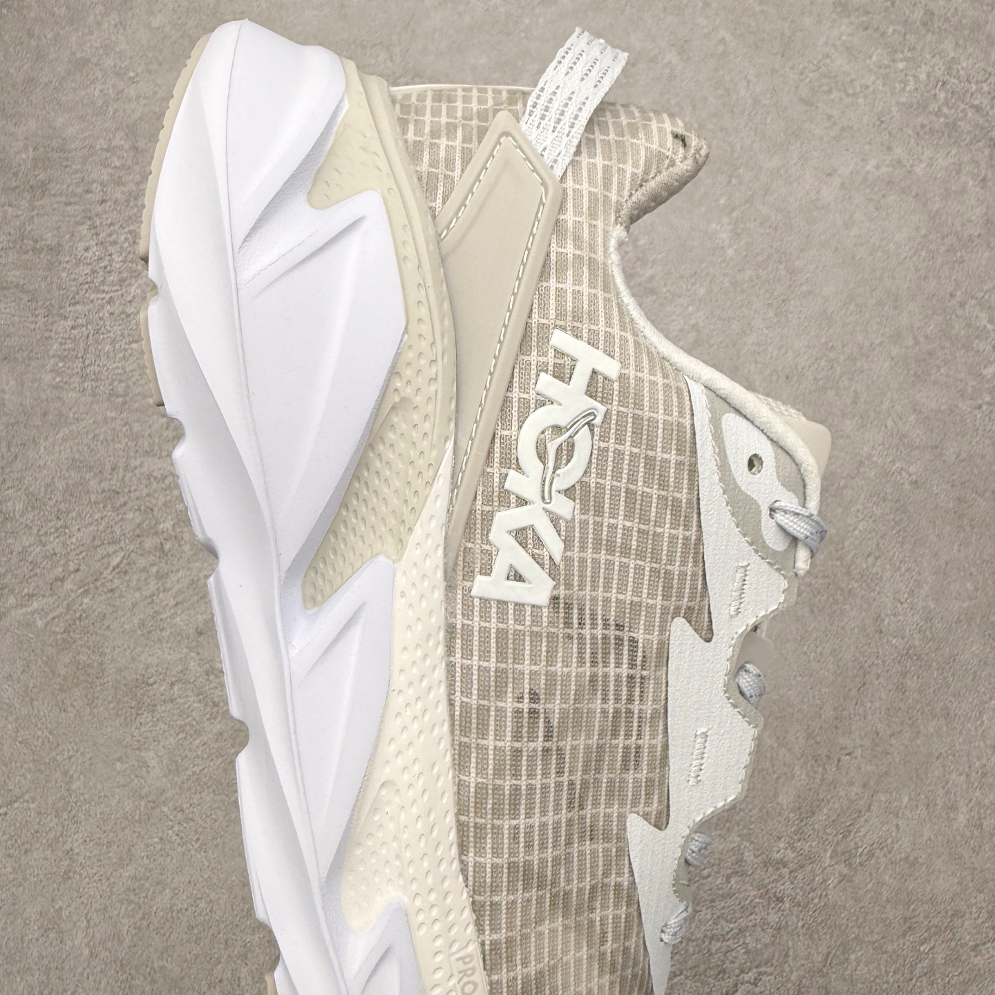 图片[6]-＃纯原福利 HOKA ONE ONE Elevon 2 TS 日常轻盈反光舒适 休闲训练长跑短跑跑步鞋 男女同款 HOKA ONE ONE是来自美国的跑步鞋知名品牌，创立于2009年，始终致力于为所有跑者提供更新、更好的跑步装备。相比常规跑鞋，HOKA ONE ONE特别研发使用性能独特的几何形跑鞋中底，此种鞋底更厚、更高、回弹性也更好，除了卓越的缓冲性能，它还能为各种阶段的跑者带来更具动感、更加稳定的跑步体验。HOKAONE ONE从设计之初就清楚意识到，要保证跑者步幅的均匀一致，双脚自然而然的运动至关重要。尺码：36 36.5 37.5 38 39 40 40.5 41 42 42.5 43 44 45-选品中心