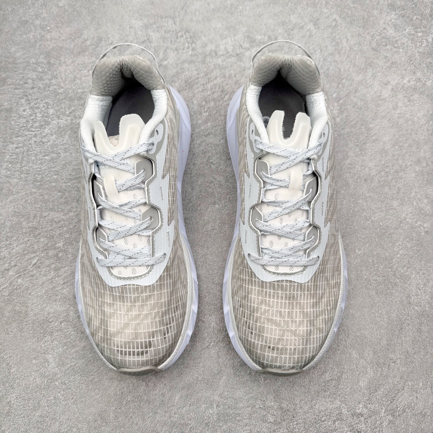 图片[2]-＃纯原福利 HOKA ONE ONE Elevon 2 TS 日常轻盈反光舒适 休闲训练长跑短跑跑步鞋 男女同款 HOKA ONE ONE是来自美国的跑步鞋知名品牌，创立于2009年，始终致力于为所有跑者提供更新、更好的跑步装备。相比常规跑鞋，HOKA ONE ONE特别研发使用性能独特的几何形跑鞋中底，此种鞋底更厚、更高、回弹性也更好，除了卓越的缓冲性能，它还能为各种阶段的跑者带来更具动感、更加稳定的跑步体验。HOKAONE ONE从设计之初就清楚意识到，要保证跑者步幅的均匀一致，双脚自然而然的运动至关重要。尺码：36 36.5 37.5 38 39 40 40.5 41 42 42.5 43 44 45-选品中心