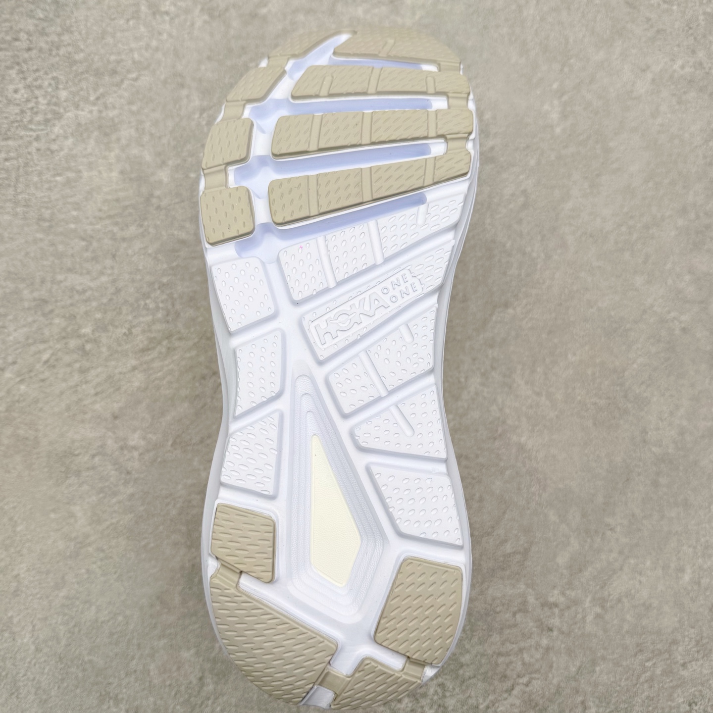 图片[9]-＃纯原福利 HOKA ONE ONE Elevon 2 TS 日常轻盈反光舒适 休闲训练长跑短跑跑步鞋 男女同款 HOKA ONE ONE是来自美国的跑步鞋知名品牌，创立于2009年，始终致力于为所有跑者提供更新、更好的跑步装备。相比常规跑鞋，HOKA ONE ONE特别研发使用性能独特的几何形跑鞋中底，此种鞋底更厚、更高、回弹性也更好，除了卓越的缓冲性能，它还能为各种阶段的跑者带来更具动感、更加稳定的跑步体验。HOKAONE ONE从设计之初就清楚意识到，要保证跑者步幅的均匀一致，双脚自然而然的运动至关重要。尺码：36 36.5 37.5 38 39 40 40.5 41 42 42.5 43 44 45-选品中心