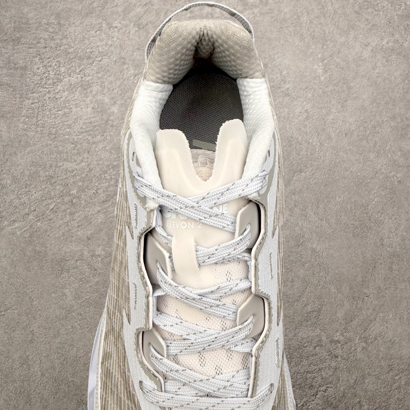 图片[5]-＃纯原福利 HOKA ONE ONE Elevon 2 TS 日常轻盈反光舒适 休闲训练长跑短跑跑步鞋 男女同款 HOKA ONE ONE是来自美国的跑步鞋知名品牌，创立于2009年，始终致力于为所有跑者提供更新、更好的跑步装备。相比常规跑鞋，HOKA ONE ONE特别研发使用性能独特的几何形跑鞋中底，此种鞋底更厚、更高、回弹性也更好，除了卓越的缓冲性能，它还能为各种阶段的跑者带来更具动感、更加稳定的跑步体验。HOKAONE ONE从设计之初就清楚意识到，要保证跑者步幅的均匀一致，双脚自然而然的运动至关重要。尺码：36 36.5 37.5 38 39 40 40.5 41 42 42.5 43 44 45-选品中心