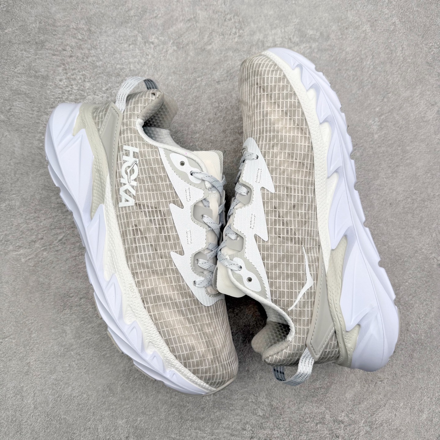 图片[3]-＃纯原福利 HOKA ONE ONE Elevon 2 TS 日常轻盈反光舒适 休闲训练长跑短跑跑步鞋 男女同款 HOKA ONE ONE是来自美国的跑步鞋知名品牌，创立于2009年，始终致力于为所有跑者提供更新、更好的跑步装备。相比常规跑鞋，HOKA ONE ONE特别研发使用性能独特的几何形跑鞋中底，此种鞋底更厚、更高、回弹性也更好，除了卓越的缓冲性能，它还能为各种阶段的跑者带来更具动感、更加稳定的跑步体验。HOKAONE ONE从设计之初就清楚意识到，要保证跑者步幅的均匀一致，双脚自然而然的运动至关重要。尺码：36 36.5 37.5 38 39 40 40.5 41 42 42.5 43 44 45-选品中心