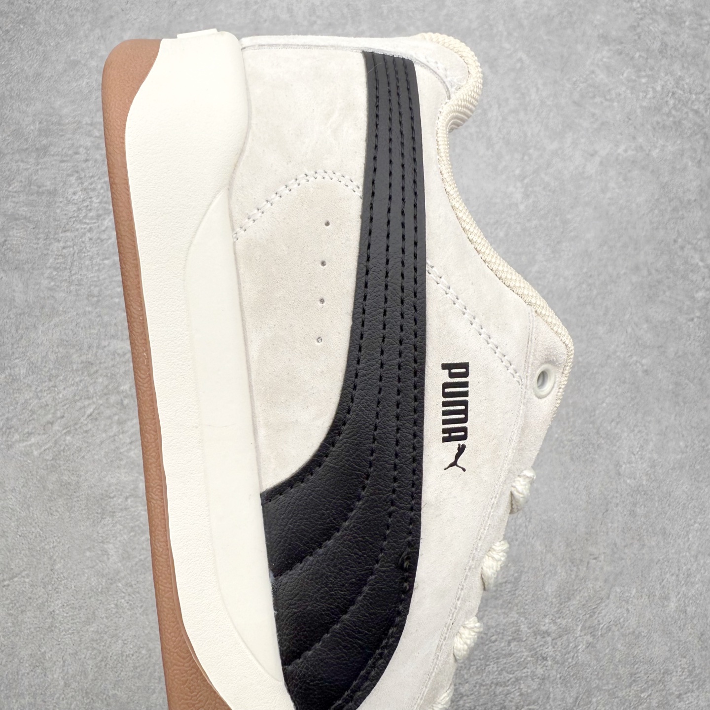 图片[6]-PUMA彪马 BMW M Motorsport RBD Break 彪马新款面包鞋男女同款复古休闲板鞋 赠送一双鞋带 鞋身通体采用细腻的麂皮材质 厚实柔软 质感出众 鞋侧保留PUMA标志性跑道图案 侧面与后跟点缀金属色PUMA LOGO 兼具辨识度与细节感 加厚鞋垫、饱满鞋舌 搭配加宽扁形鞋带 使得穿着感更加贴合与舒适 值得一提的是 本季SUEDE XL鞋款以黑色、红色及蓝色最为瞩目 经典黑的配色 在低调之余可轻松驾驭任何潮流风格造型 而高饱和度的配色 则是当之无愧的早春出街利器 尺码：36 37 37.5 38 38.5 39 40 40.5 41 42 42.5 43 44 45-选品中心