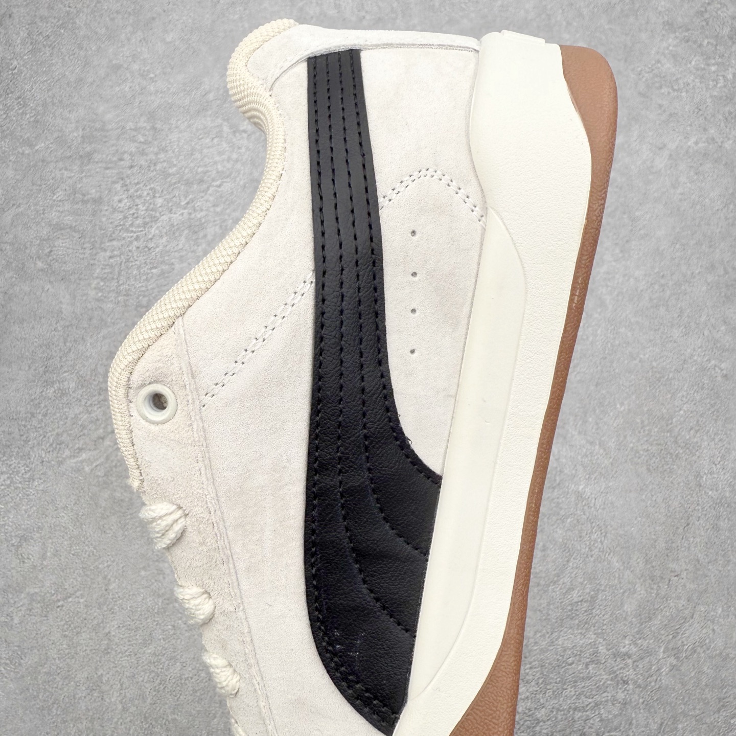 图片[7]-PUMA彪马 BMW M Motorsport RBD Break 彪马新款面包鞋男女同款复古休闲板鞋 赠送一双鞋带 鞋身通体采用细腻的麂皮材质 厚实柔软 质感出众 鞋侧保留PUMA标志性跑道图案 侧面与后跟点缀金属色PUMA LOGO 兼具辨识度与细节感 加厚鞋垫、饱满鞋舌 搭配加宽扁形鞋带 使得穿着感更加贴合与舒适 值得一提的是 本季SUEDE XL鞋款以黑色、红色及蓝色最为瞩目 经典黑的配色 在低调之余可轻松驾驭任何潮流风格造型 而高饱和度的配色 则是当之无愧的早春出街利器 尺码：36 37 37.5 38 38.5 39 40 40.5 41 42 42.5 43 44 45-选品中心